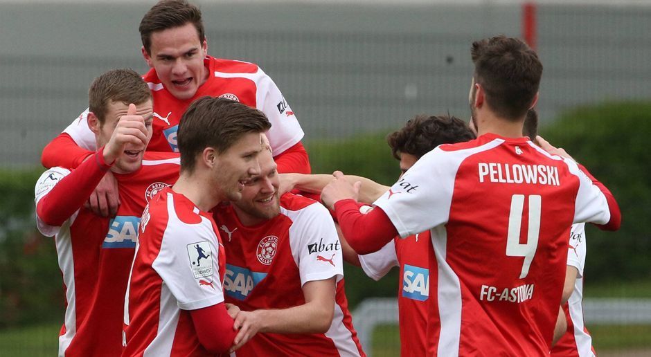 
                <strong>FC Astoria Walldorf</strong><br>
                FC Astoria Walldorf: In Baden schnappte sich der FC Astoria Walldorf die Qualifikation zum DFB-Pokal durch einen 2:0-Erfolg über die SpVgg Neckarelz. Der Klub aus der Nähe von Heidelberg ist zum zweiten Mal auf der großen Fußballbühne, zumindest für einen Tag. Der Regionalligist bekam den VfL Bochum zugelost.
              