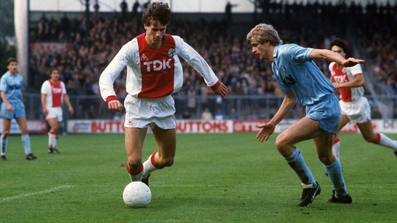 
                <strong>Marco van Basten (Ajax Amsterdam)</strong><br>
                Traf in vier Spielen in Folge nach dem Saisonbeginn 1983/84
              