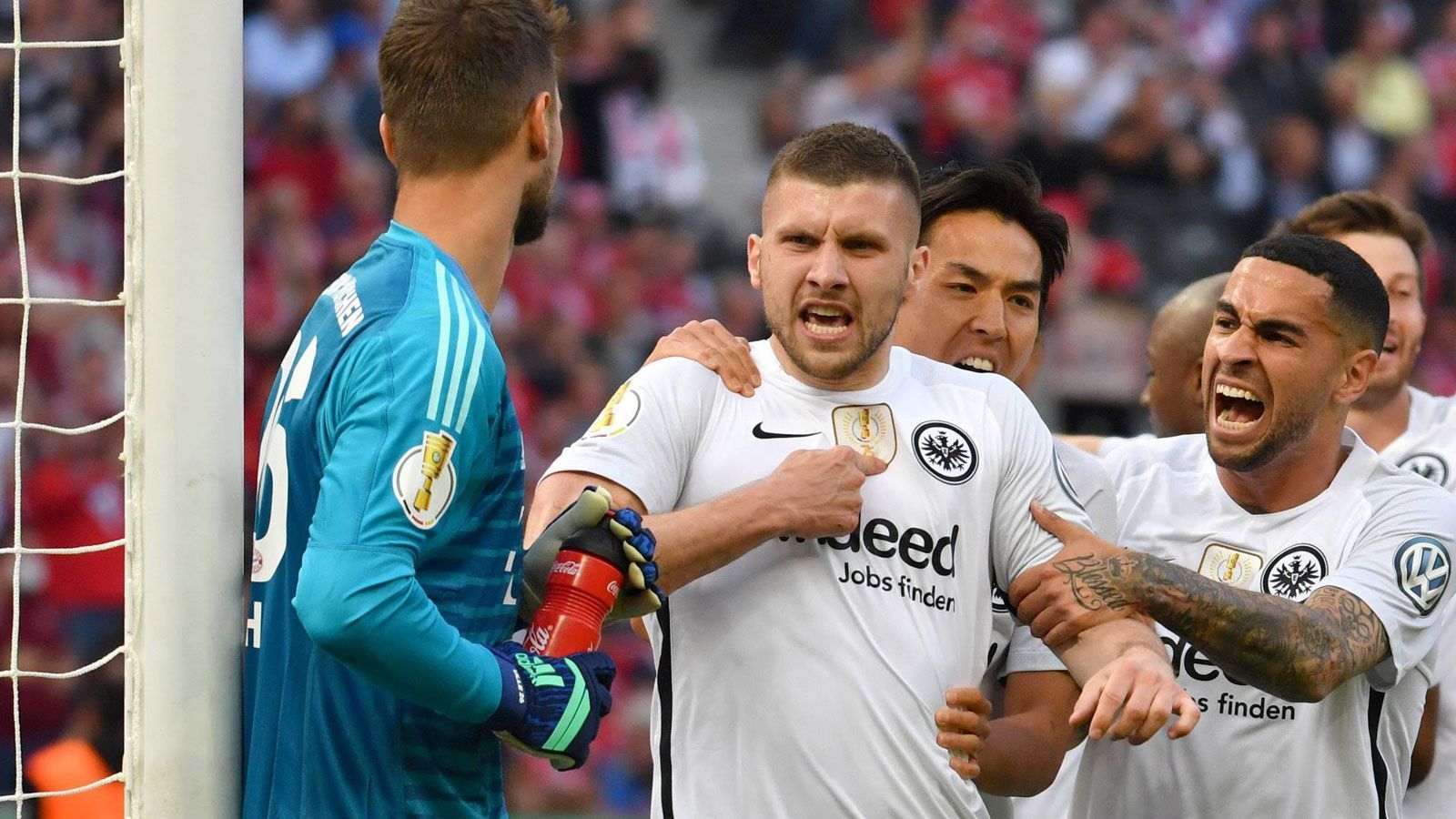 
                <strong>Sturm: Ante Rebic</strong><br>
                Wenn Ante Rebic will, ist er kaum zu stoppen. Allerdings will der Kroate nicht immer, in Frankfurt sind auch einige sehr lustlose Auftritte in Erinnerung geblieben. Aber das nimmt dem Lausbuben aus Split niemand übel, denn am 19. Mai 2018 hatte Rebic richtig Bock. Im DFB-Pokalfinale in Berlin entfesselte der Außenstürmer seine Naturgewalt, der FC Bayern fiel ihr zum Opfer. Dies bedeutete den ersten Titel für die Eintracht nach 30 Jahren und einen Platz für Rebic in dieser Top-Elf.
              