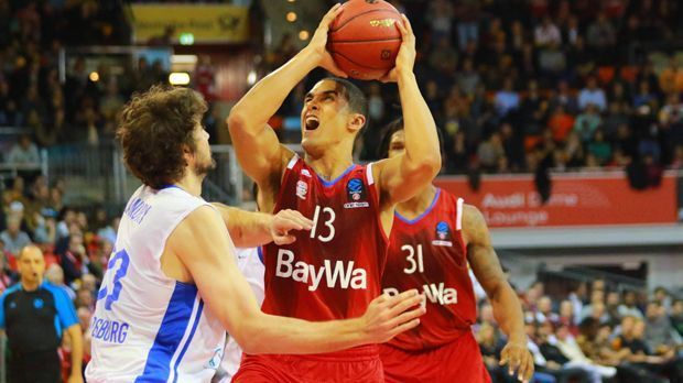 
                <strong>Nick Johnson (FC Bayern Basketball)</strong><br>
                Nick Johnson (23 Jahre, FC Bayern Basektball): "Nick ist noch ein junger Spieler, der bei den Houston Rockets schon einmal NBA-Luft geschnuppert hat. Für ihn gilt es jetzt, hier in Europa weitere Erfahrungen im Profi-Basketball zu sammeln, um so vielleicht wieder den Weg zurück in die USA zu finden. Ich sehe da diverse Parallelen zu Ex-Bayern-Spieler Malcom Delaney, mit dem die Münchner damals Meister geworden sind. Er spielt heute mit Dennis Schröder bei den Atlanta Hawks. Ich könnte mir Nick mit seinem Können gut als eine Art Back-Up-Scorer und Energizer vorstellen, der bei einem NBA-Team von der Bank kommt und nochmal für Schwung sorgt."
              