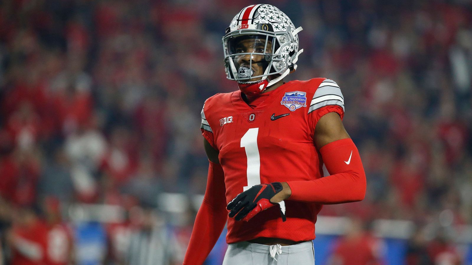 
                <strong>Jeff Okudah (Ohio State)</strong><br>
                Jeff Okudah ist im Draft 2020 der Superstar unter den Cornerbacks. Der 1,85 Meter große Passverteidiger gewann sämtliche Auszeichnungen, wurde nach der Saison 2019 zum Beispiel in das "Unanimous All-American" gewählt - galt somit als der beste Cornerback im gesamten College-Football. Mit seiner Schnelligkeit und seiner Athletik kann er praktisch jeden Wide Receiver aus dem Spiel nehmen, er verfügt über exzellente Man-Coverage-Skills. Mit seinen 23 Jahren hat er ein außergewöhnliches Spielverständnis. Vergangene Saison fing er drei Interceptions. Dass er in den beiden Spielzeiten davor keine Bälle abfing, hing hauptsächlich damit zusammen, dass die von ihm gedeckten Passempfänger gar nicht erst angeworfen wurden. Weitere Infos in der ran.de-Story: NFL Draft: Jeff Okudah - in Gedenken an seine Mutter 
              