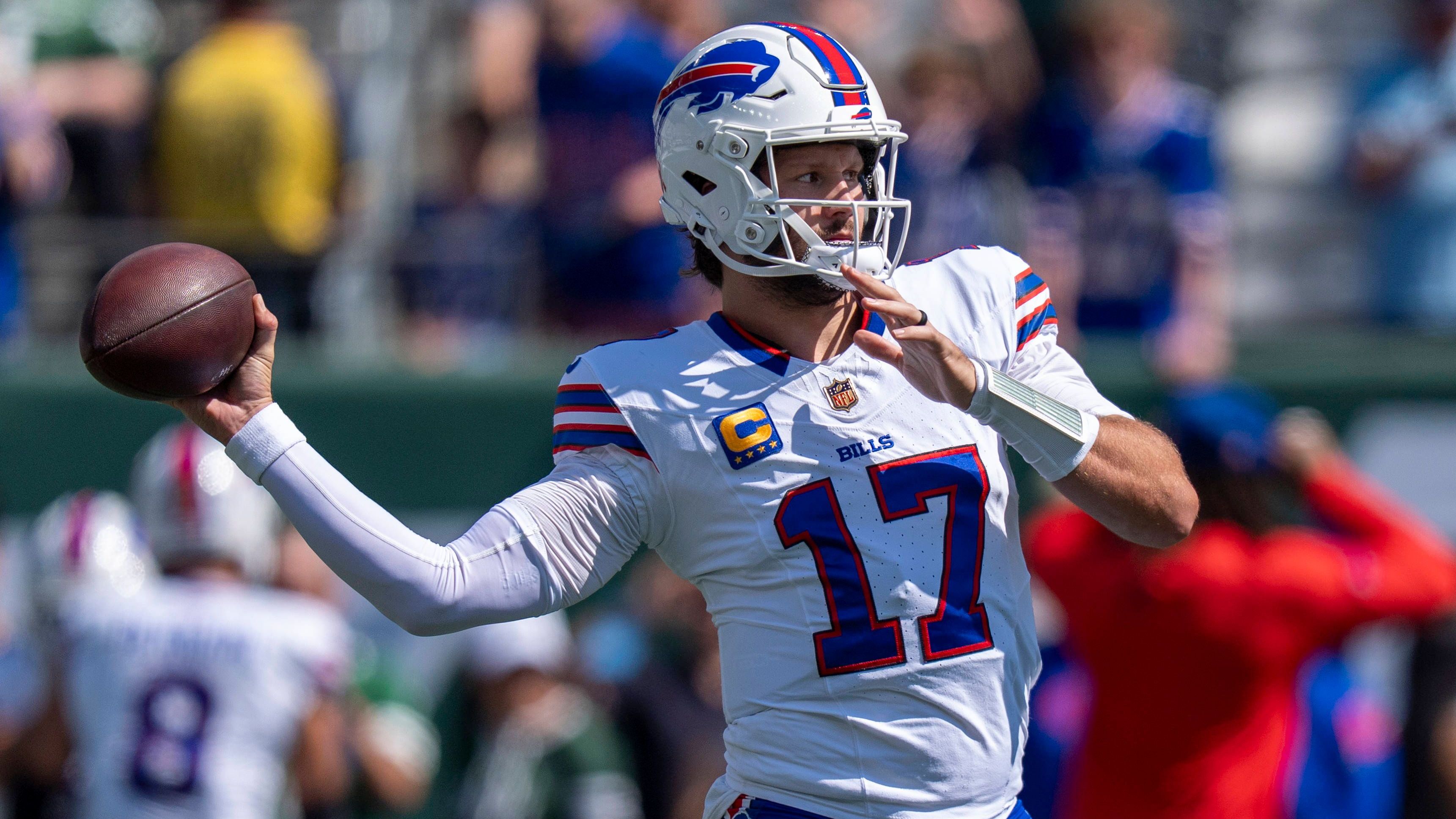 <strong>Platz 1: Buffalo Bills (Vorher: 1)<br></strong>Die Buffalo Bills sind so lange das beste Team der Liga, bis ein anderes Team das Gegenteil beweist. Der Sieg gegen die Saints war glanzlos, aber auch hier gilt: Wen interessiert das am Ende? Die Antwort: Niemanden. Dass Josh Allen seine erste Interception der Saison warf, ist allerdings ein kleiner Fleck auf der bisher weißen Weste der Grenzstädter.
