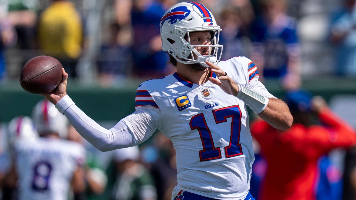 Bufalo Bills quarterback Josh Allen (17) throws the ball during warm-ups prior to an NFL, American Football Herren, USA football game against the New York Jets, Sunday, Sep. 14, 2025, in East Ruthe...