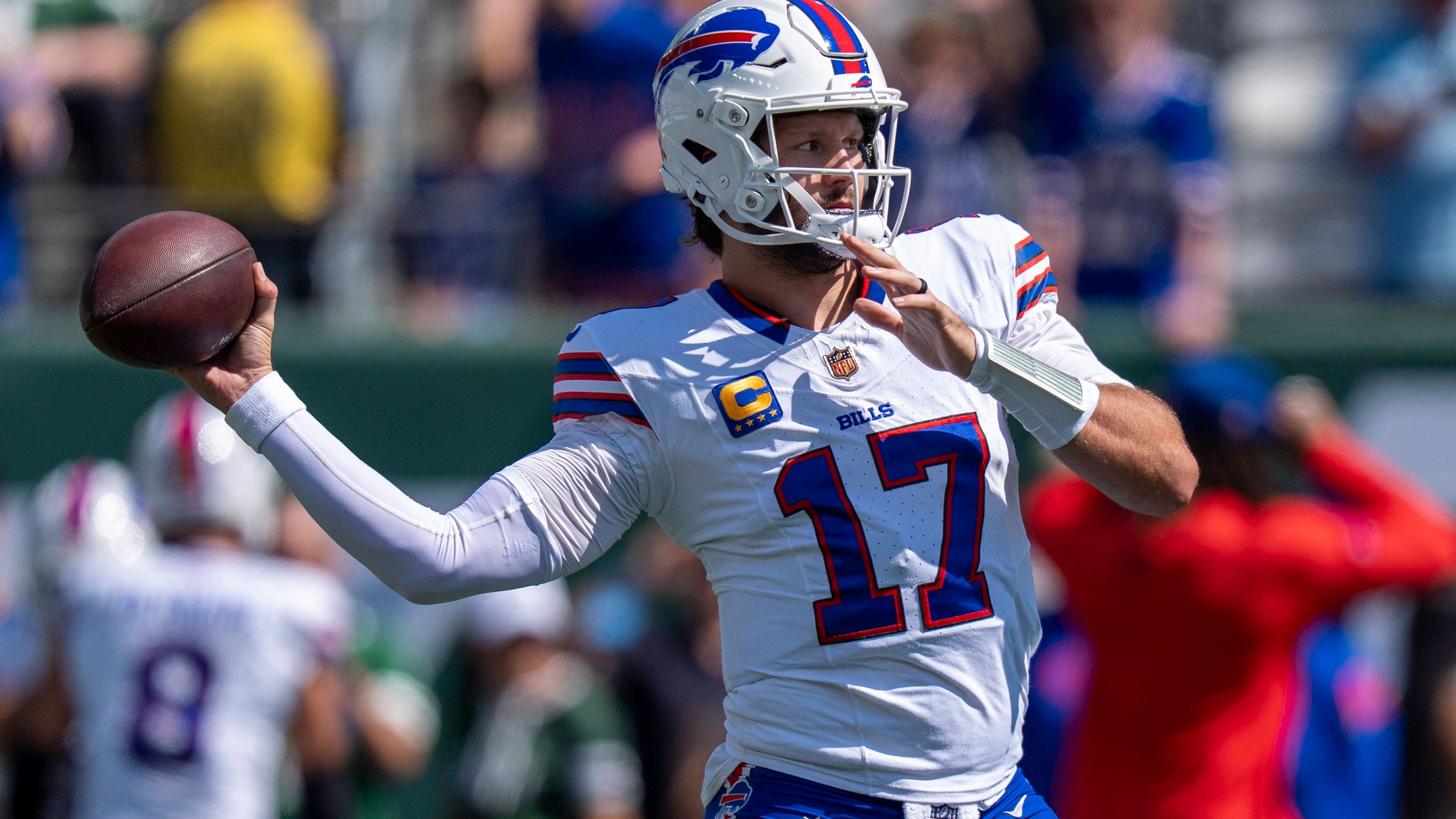 <strong>Platz 1: Buffalo Bills (Vorher: 1)<br></strong>Es kommt vor, dass Mannschaften im Ranking Plätze verlieren, obwohl sie gewinnen und sich nichts vorzuwerfen haben. Bei den Bills ist das nicht der Fall. Die schlagen nach dem Auftakt-Kracher gegen die Ravens auch die Jets, dieses Mal völlig ungefährdet. Dabei muss Josh Allen gar nicht viel dazu beisteuern, vor allem James Cook dominiert über den Boden. Nach der schwachen Defensiv-Leistung gegen die Ravens rehabilitiert sich die Einheit wieder und lässt gegen Justin Fields fast nichts zu. Die Bills sind ein klarer Super-Bowl-Kandidat und aktuell die Nummer eins in der NFL.