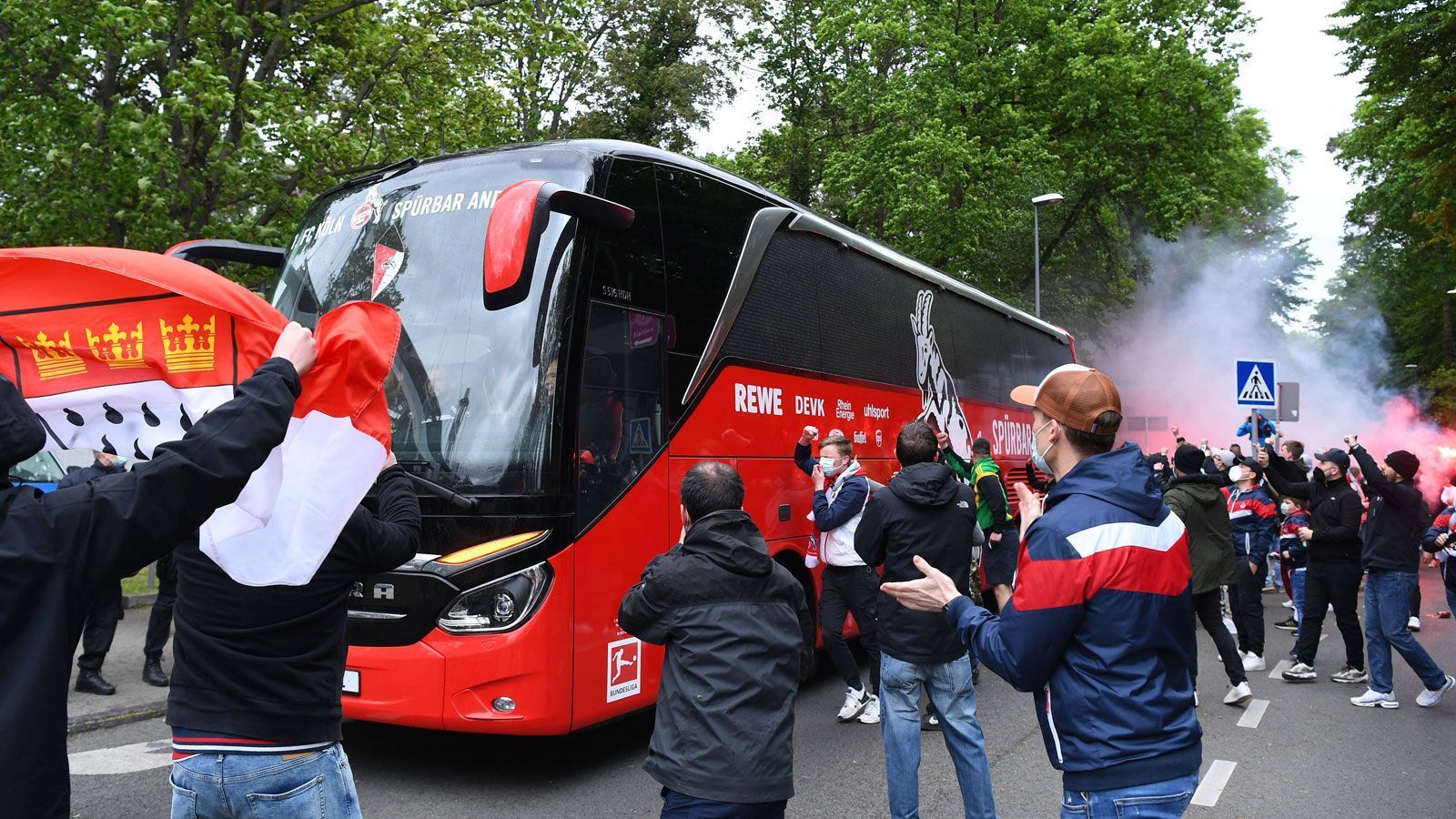 
                <strong>Köln: Letzte Motivation für das Team</strong><br>
                Noch ein paar motivierende Klopfer an den Mannschaftsbus und dann ab dafür.
              