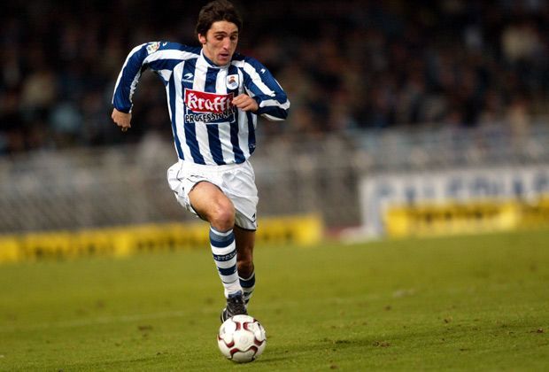 
                <strong>Sprintstark</strong><br>
                Über die Stationen Stuttgarter Kickers und Fenerbahce Istanbul kommt der Mittelfeldspieler 2000 zu Real Sociedad San Sebastian. Den Basken hält Korkut drei Jahre die Treue
              