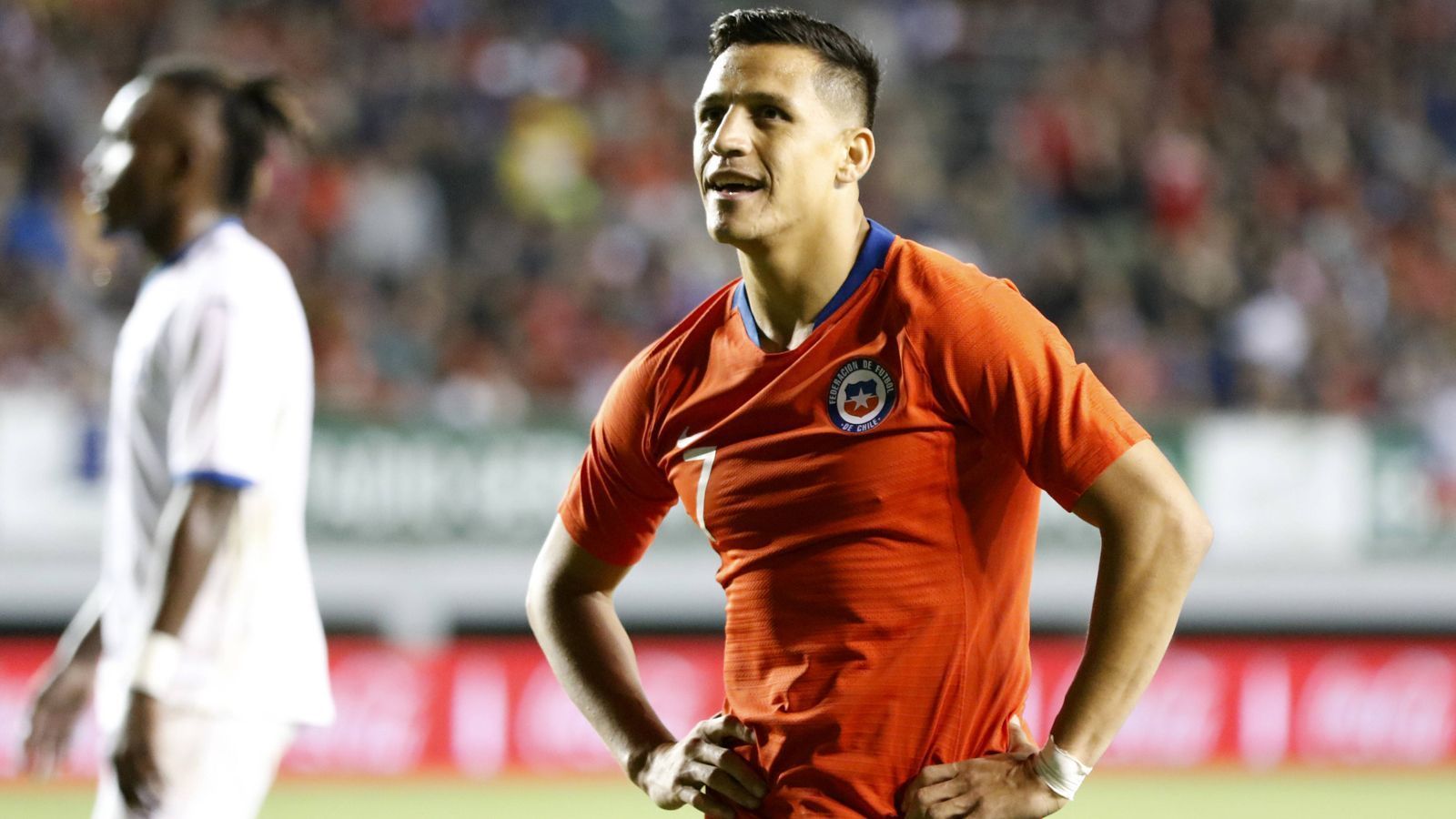 
                <strong>Alexis Sanchez (Chile)</strong><br>
                In Chile ist er ein Volksheld, bei Manchester United wurde er in der vergangenen Saison zu einem der Sinnbilder des Misserfolgs. Alexis Sanchez verdient bei den "Red Devils" einen Haufen Geld, konnte sein Gehalt jedoch nicht mit Leistungen auf dem Platz rechtfertigen. Lediglich ein Tor aus 20 Premier-League-Einsätzen standen am Ende der Saison zu Buche, das Verpassen der Champions League ist ein Desaster. Mit den Chilenen will er nun wieder in Tritt kommen. Zwar gibt es Fragen bezüglich einer Sprunggelenksverletzung, in den Kader wurde er trotzdem berufen. 
              