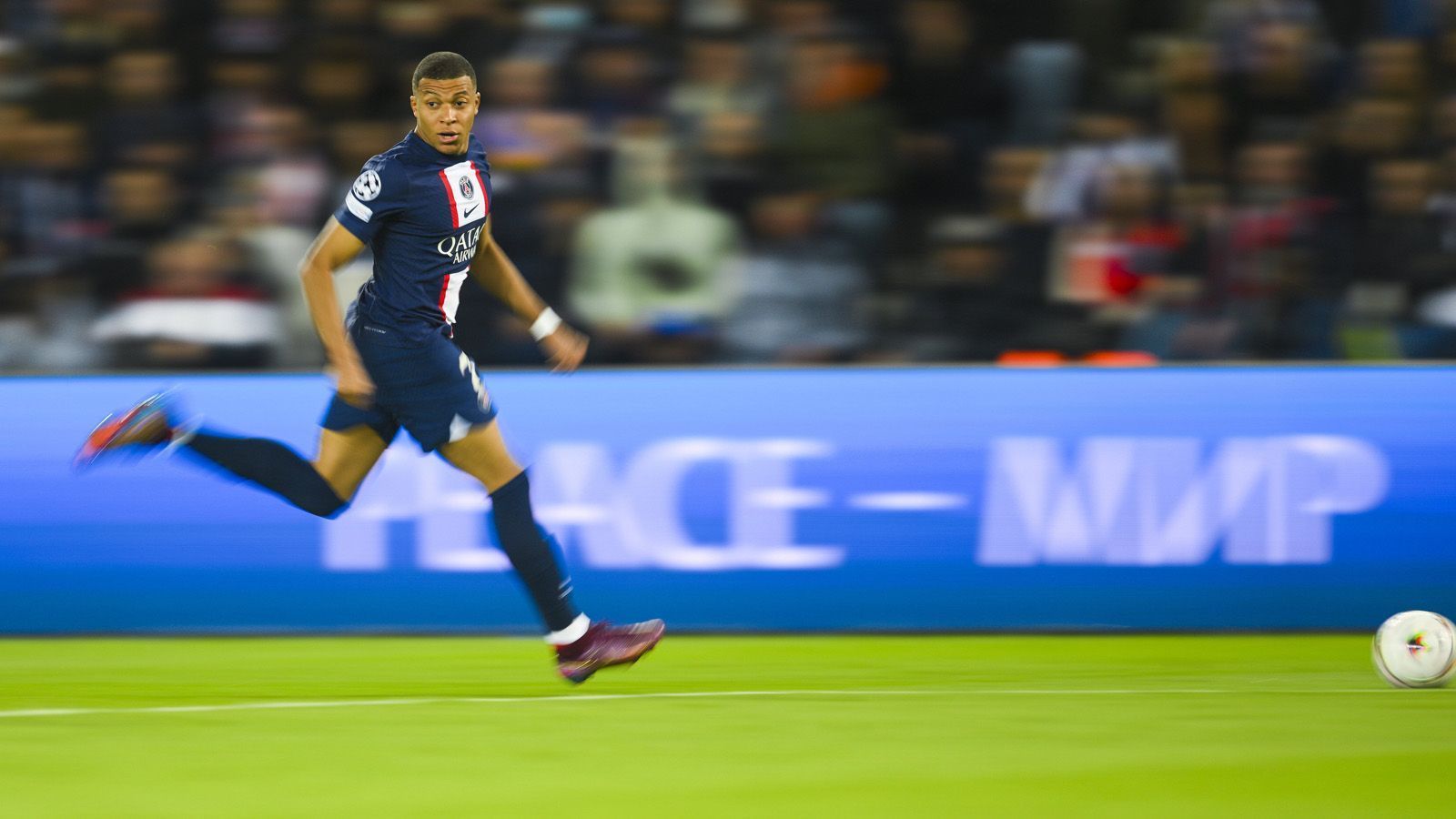 
                <strong>630 Millionen Euro brutto</strong><br>
                Mbappe läuft nicht nur auf dem Rasen, sondern auch in der Geldrangliste allen davon. Für seine Vertragsverlängerung bis Sommer 2025 soll der Weltmeister von 2018 sage und schreibe 630 Millionen Euro brutto kassieren. Die Mega-Summe teilt sich wie folgt auf:
              