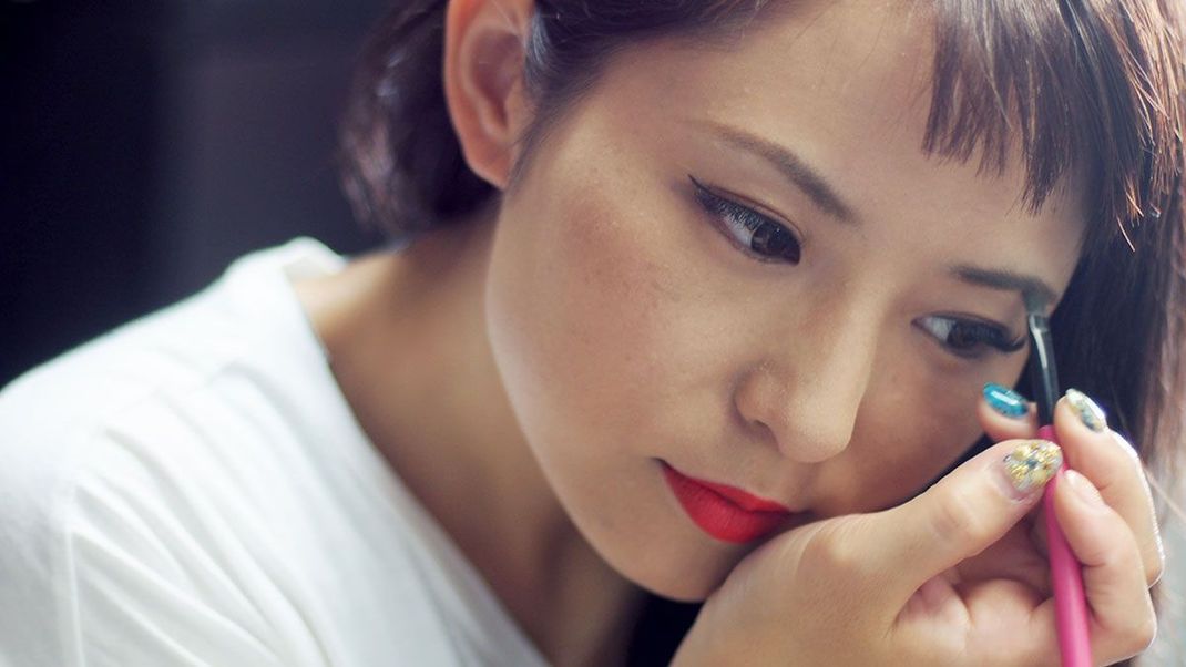 Augenbrauenstift, Mascara und Co. – findet euer Hilfsmittel für die perfekten Augenbrauen im Artikel.
