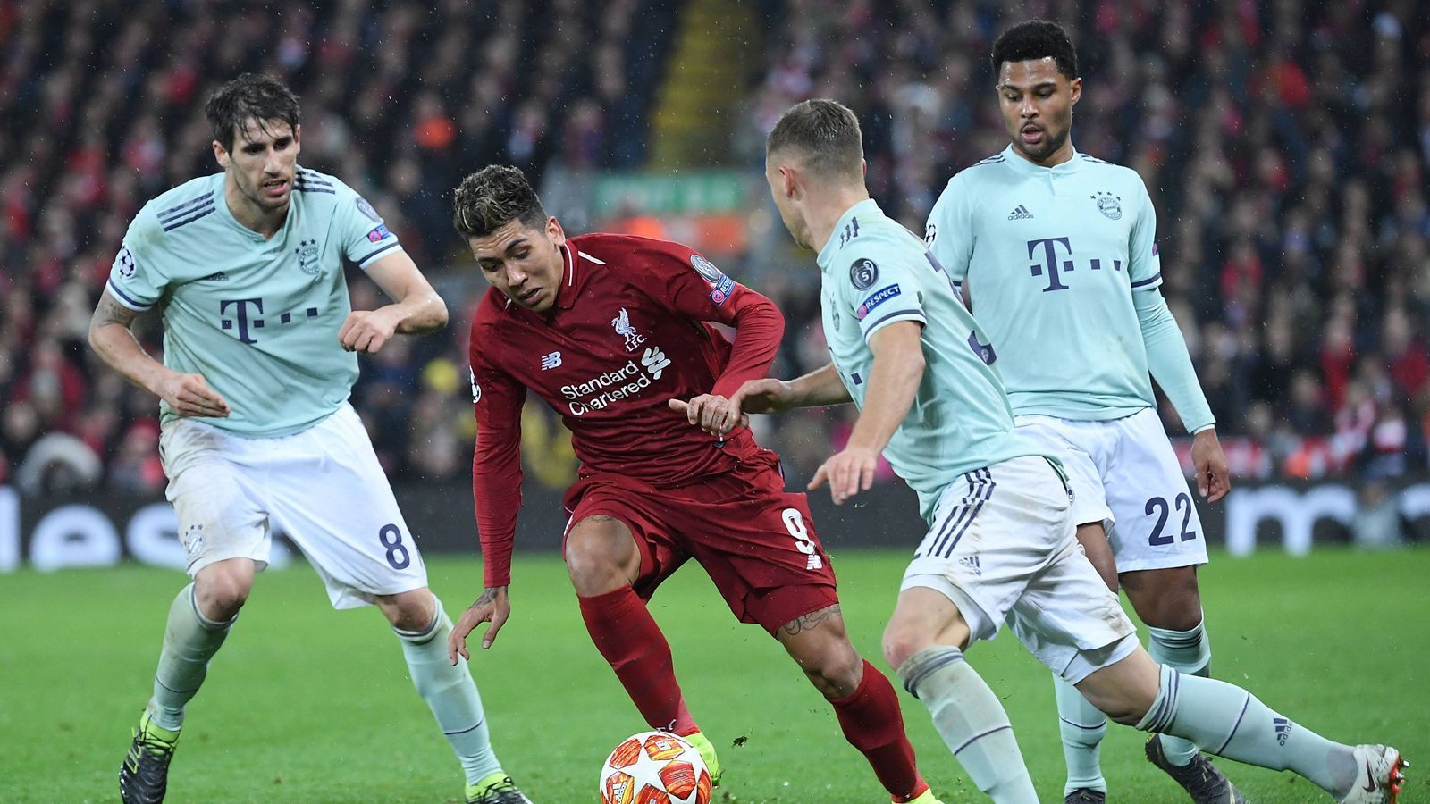 
                <strong>FC Liverpool vs. FC Bayern München</strong><br>
                Auch im 20. Anlauf ist es einer deutschen Mannschaft nicht gelungen, einen Sieg aus Anfield mit nach Hause zu nehmen. Das 0:0 der Bayern im Achtelfinal-Hinspiel der Champions League gegen die offensivgewaltigen Liverpooler ist allerdings ein Erfolg, wenn auch eine gefährliches Ergebnis. Bei den Bayern hatten zwei alte Hasen den größten Anteil, dass Neuer seine Kasten sauber halten konnte. Allerdings ließ die Chancenverwertung der "Reds" diesmal zu wünschen übrig. Alle Spieler in der Einzelkritik.
              