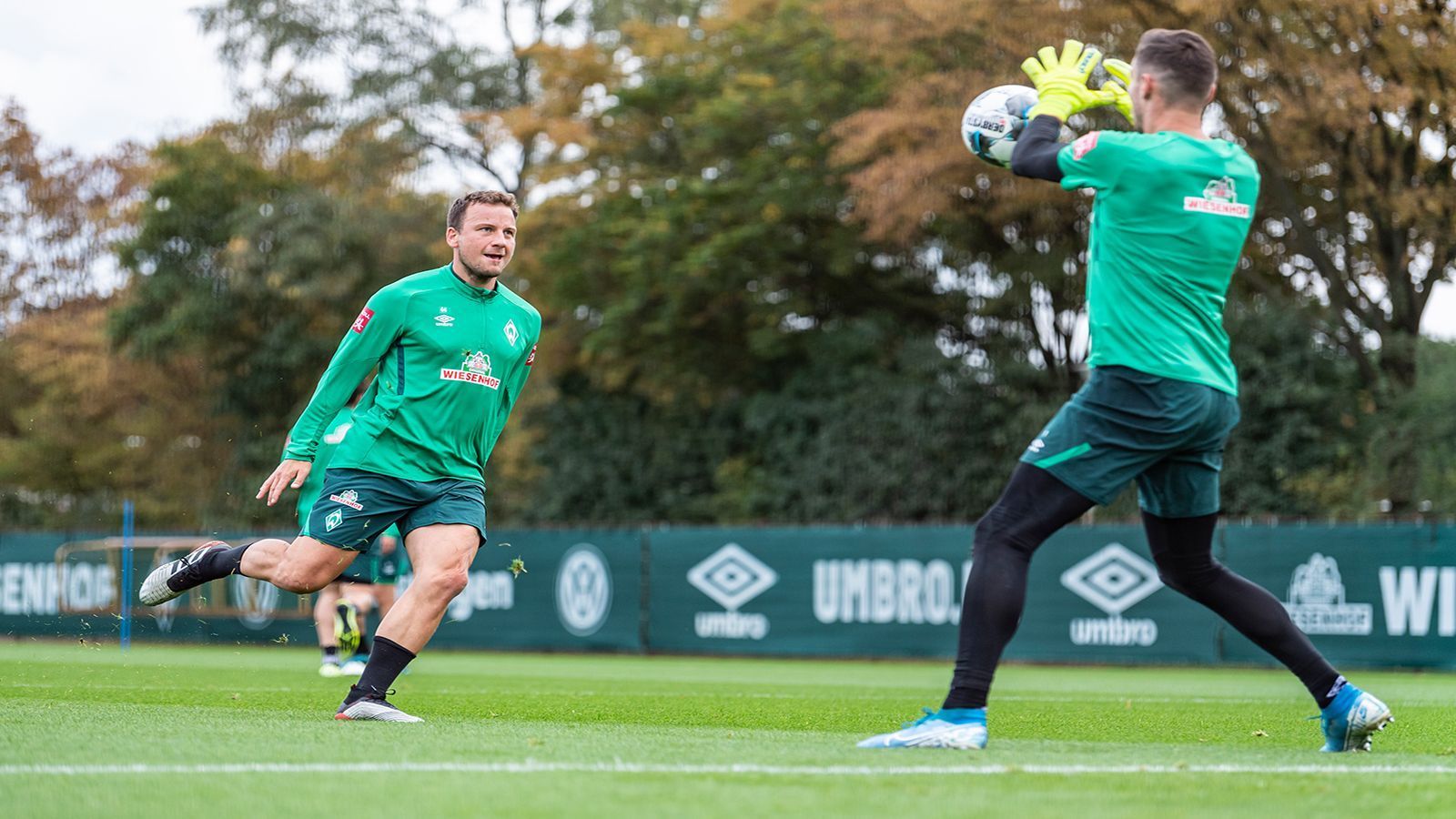 
                <strong>SV Werder Bremen</strong><br>
                Keinem Team fehlten in dieser Saison so viele wichtige Spieler. Vor allem in der Defensive lichtet sich das Lazarett jetzt aber. Torhüter Jiri Pavlenka (Bild rechts) kann wieder mitmischen, Ömer Toprak und Kevin Möhwald sollten im Mai wieder dazu stoßen. Sebastian Langkamp dürfte wieder topfit sein. Auch Philipp Bargfrede (links) und Fin Bartels könnten bei Wiederaufnahme der Saison wieder eingreifen. Nur für Niclas Füllkrug (Kreuzbandriss) ist die Spielzeit beendet.
              