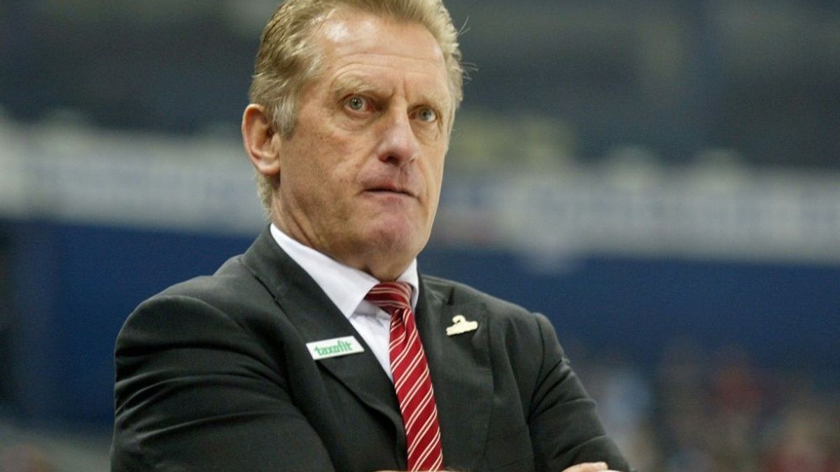 Hans Zach drückt sein Mitleid mit den DEL-Spielern aus