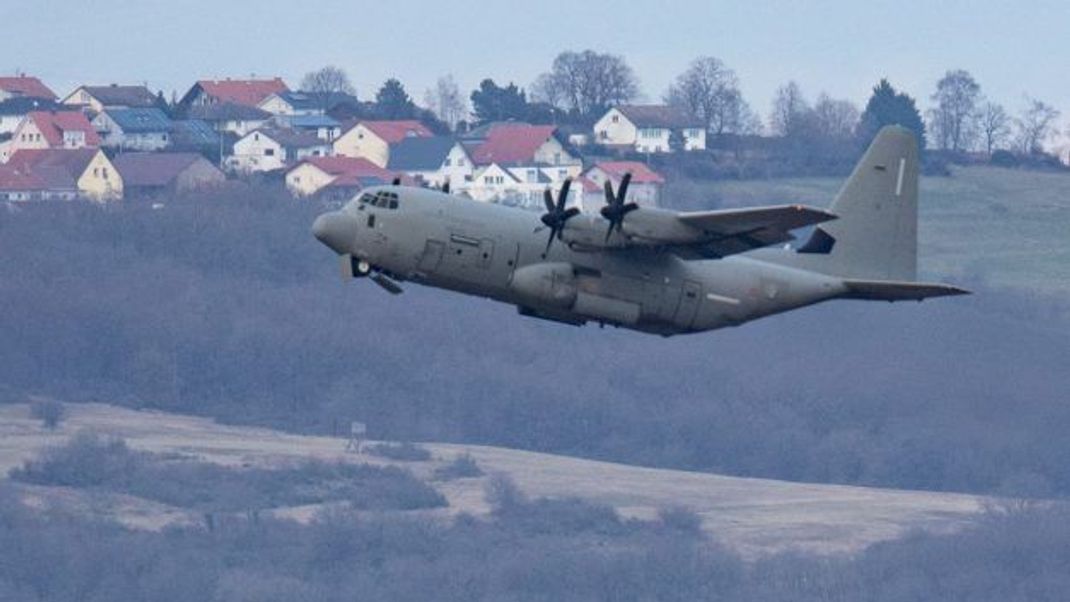 Ein amerikanisches Militärflugzeug hebt vom deutschen Luftwaffen-Stützpunkt Ramstein Richtung Osten ab. (Symbolbild)