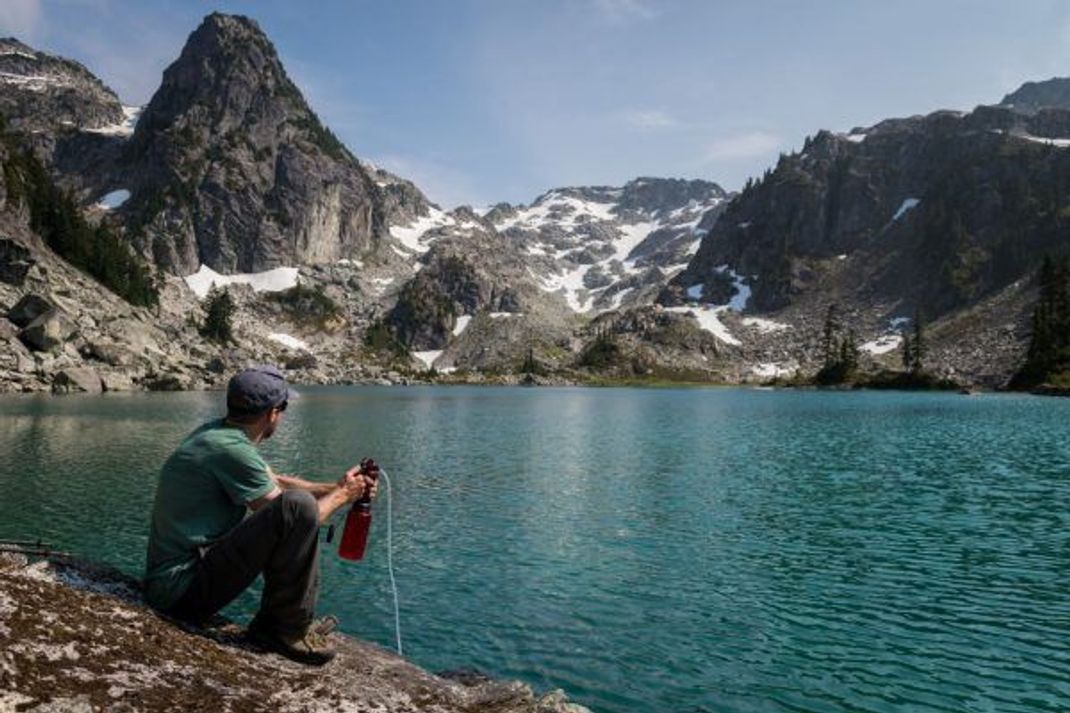 Für Trekking-Touren gibt es handliche Filter, die auch Wasser aus Seen genießbar machen.