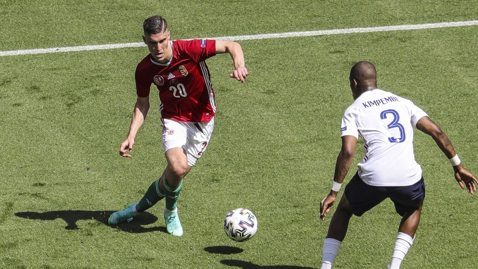 
                <strong>Roland Sallai (SC Freiburg)</strong><br>
                Und noch ein Spieler aus der Bundesliga. Sallai läuft als hängende Spitze auf und kann rechts, links, oder hinter Szalai spielen. Schnell, technisch stark, immer für eine Überraschung gut, so lässt sich das Spiel des 24-Jährigen zusammenfassen. In der vergangenen Bundesliga-Saison sammelte er für den SC Freiburg 15 Scorerpunkte, gegen Frankreich bereitete er das ungarische Tor stark vor. Auch ihn muss die deutsche Abwehr auf dem Zettel haben. 
              