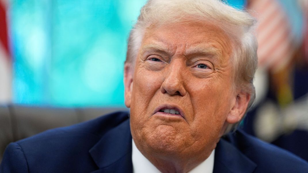 US-Präsident Donald Trump spricht im Oval Office des Weißen Hauses.