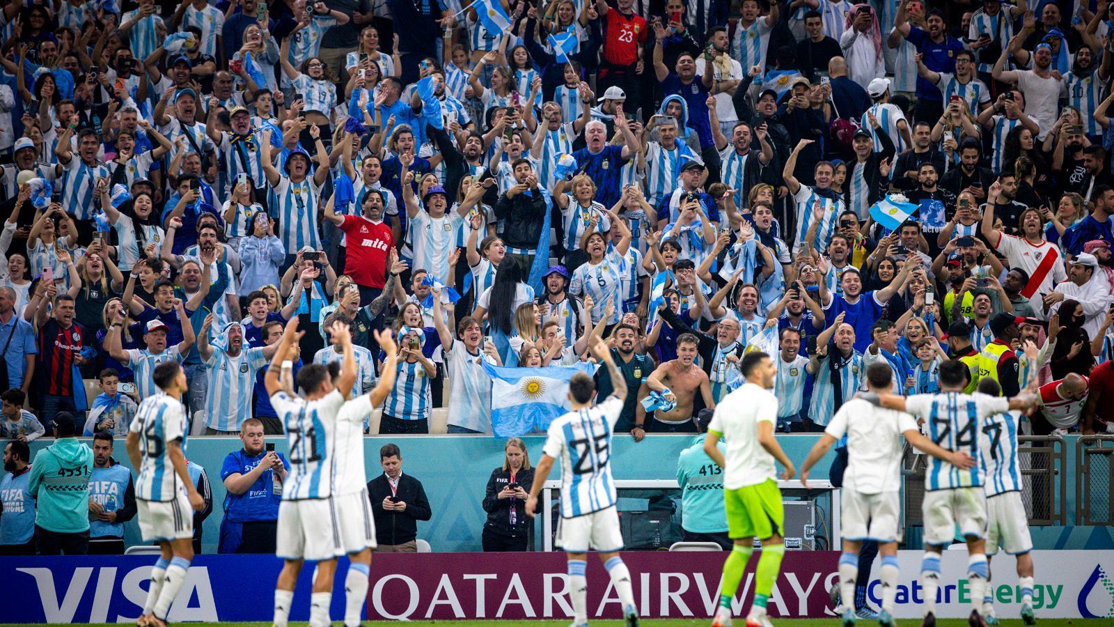 
                <strong>Fans</strong><br>
                Cardoso nochmal, er muss es ja wissen: "Argentinier waren schon immer ein bisschen verrückt, aber die Wucht, die sie in Katar entwickeln, ist schon unglaublich und für die Mannschaft ein ganz großes Plus". Es sind nicht nur die Argentinier, es sind die Südamerikaner, die in Sachen Fankultur und Stimmung oft neue Maßstäbe setzen. In der Euphorie bei einem Triumph ebenso wie in der Trauer nach einer Niederlage.
              