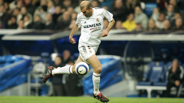 
                <strong>Mittelfeld: Zinedine Zidane (Real Madrid) - Stärke 96</strong><br>
                Mittelfeld: Zinedine Zidane (Real Madrid) - Stärke 96.
              