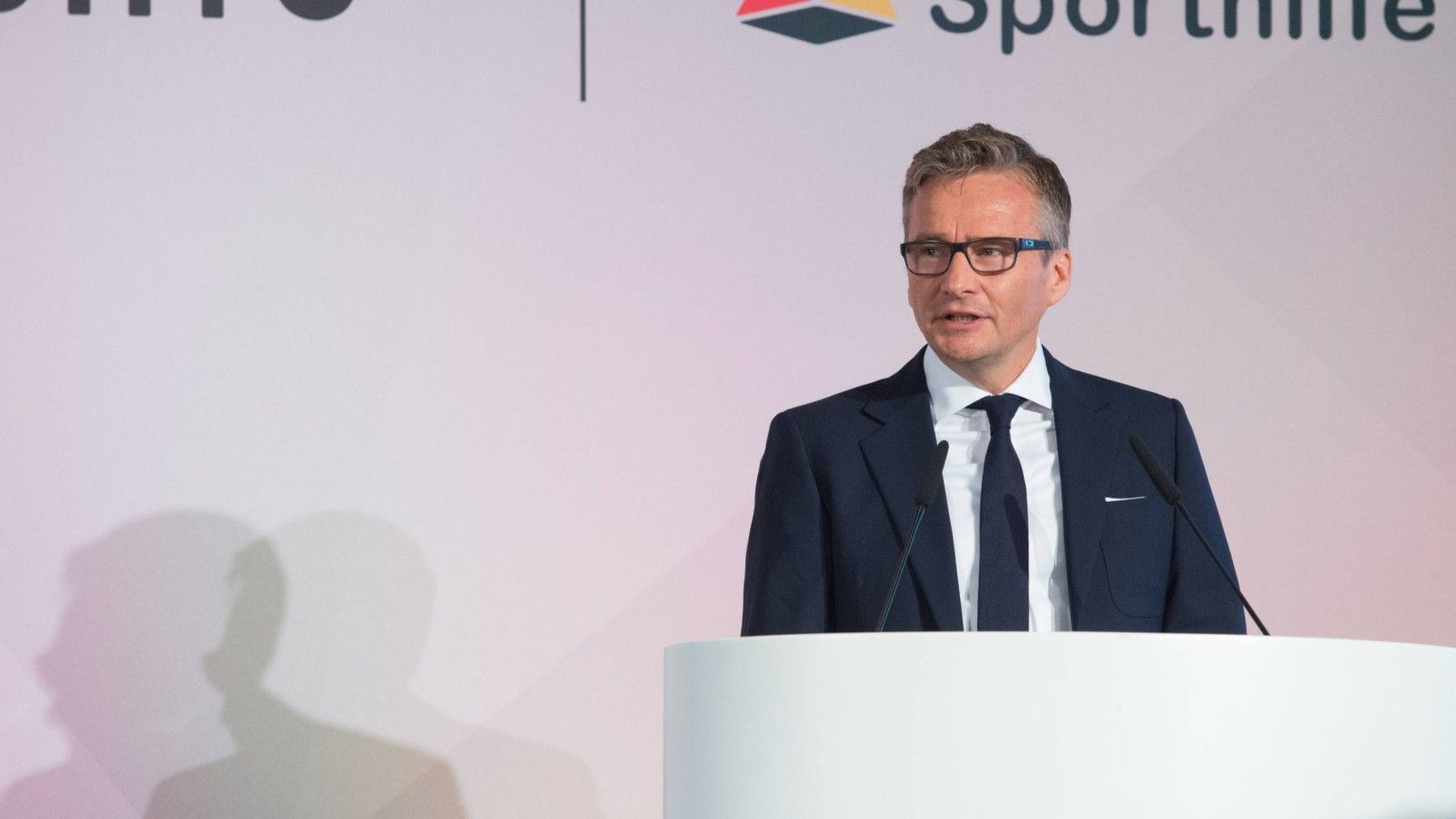 
                <strong>Thorsten Langheim</strong><br>
                Als Brustsponsor ist die Deutsche Telekom seit vielen Jahren beim FC Bayern involviert. Als Vorstandsmitglied wurde Thorsten Langheim in den Aufsichtsrat der Bayern entsandt. 
              