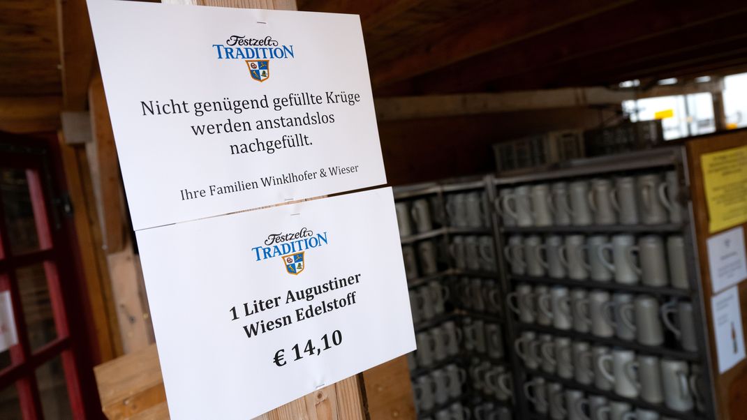 Die Maß Bier kostet 2023 auf der Wiesn bis zu 14,90 Euro.