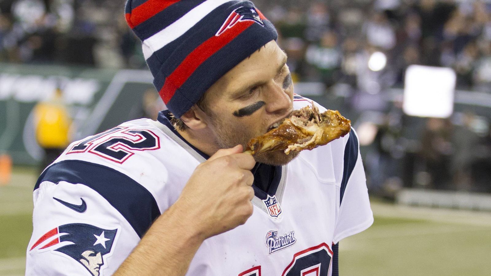 <strong>Turkey Leg Award</strong><br>
                Seit 1989 vergeben die übertragenden Fernsehsender "CBS" und "Fox" den "Turkey Leg Award" für den MVP des Thanksgiving-Spiels. Der ausgezeichnete Spieler - wie hier Quarterback Tom Brady von den New England Patriots im Jahr 2012 - verputzt die Trophäe in der Regel sofort.&nbsp;