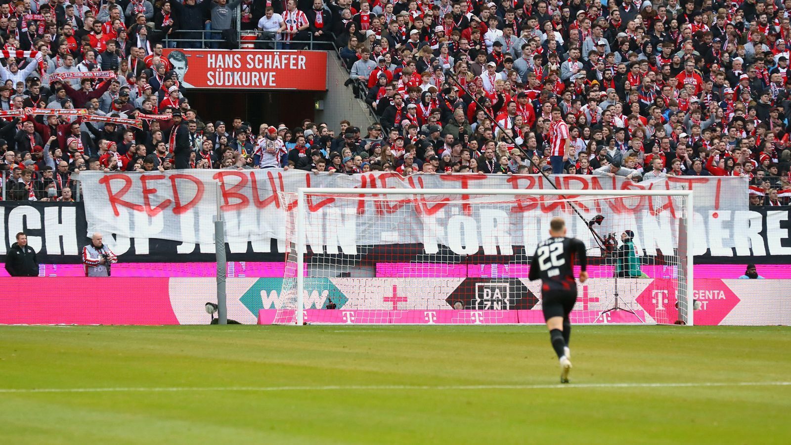 
                <strong>"Red Bull heilt Burnout"</strong><br>
                Vor allem Eberl wurde zum Kölner Feindbild auserkoren. Eberl, der sich zu seiner Zeit bei Borussia Mönchengladbach und zum Abschied dort für die Werte des traditionellen Fußballs und gegen die Kommerzialisierung aussprach, wurde von den Köln-Fans indirekt und direkt angegriffen. "Red Bull heilt Burnout" stand auf einem Transparent, das indirekt auf seine Person abzielt. Er zog sich einst in Gladbach laut eigener Aussage eben wegen einer solchen Erkrankung zurück, stieg nach knapp einem Jahr Pause in Leipzig wieder ins Profi-Geschäft ein. Ähnlich tat es einst auch Ex-Leipzig-Mastermind Ralf Rangnick, der auf Schalke wegen einer Burnout-Erkrankung zurücktrat und einige Zeit später Sportdirektor der RB-Klubs in Leipzig und Salzburg wurde.
              