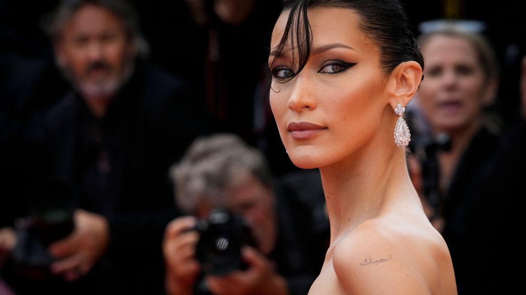 Bella Hadid auf den Filmfestspielen in Cannes 2022 mit einem intensiven schwarzen Liner-Look