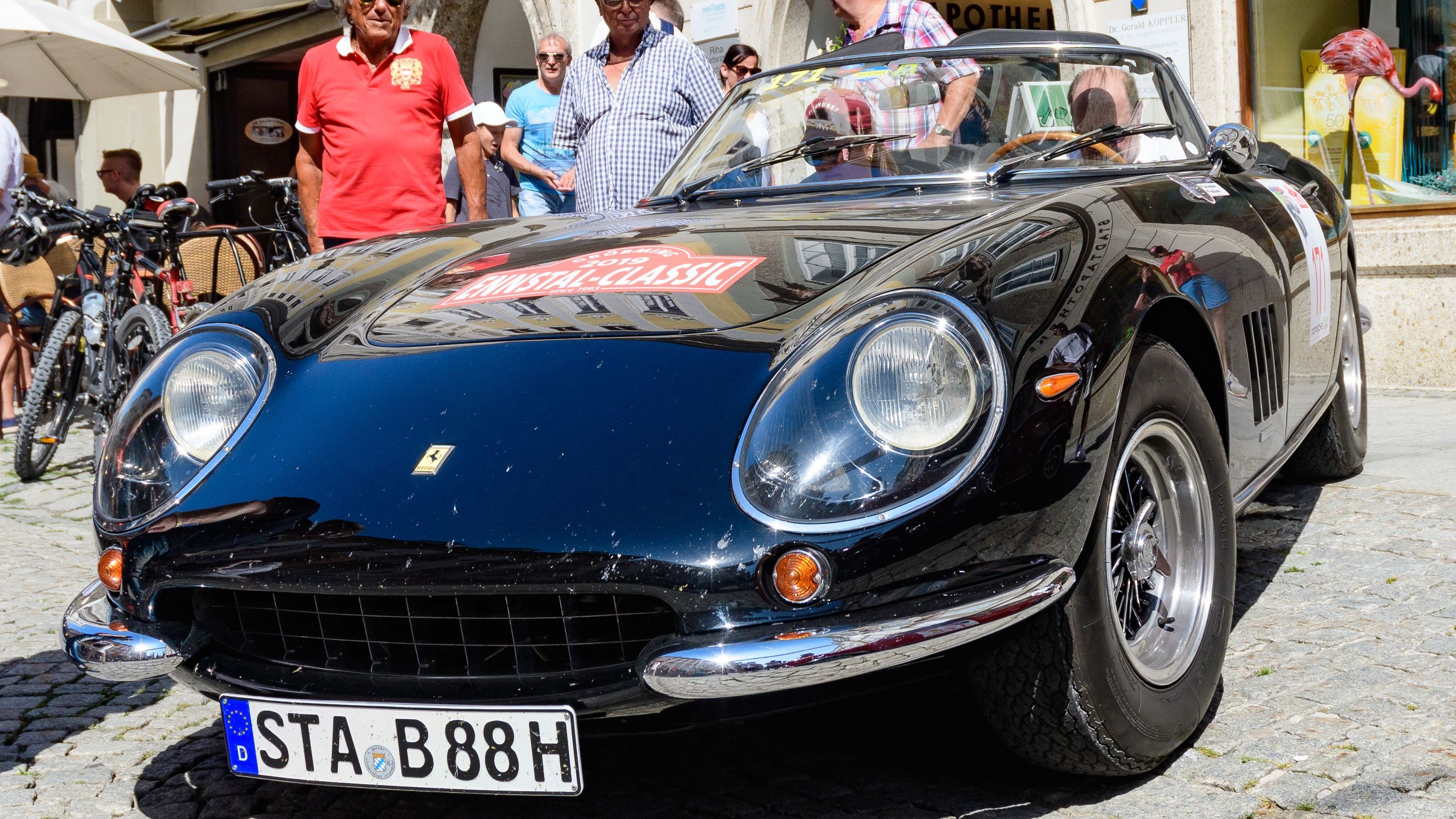 Platz 4 geht an den Ferrari „275 GTB/4 NART Spider“ aus dem Jahr 1967. Er wurde 2013 bei einer RM Sotheby's Auktion für 27,5 Millionen Dollar (rund 25,5 Millionen Euro) versteigert. Von diesem für deine Eleganz bekannten Modell wurden nur 10 Exemplare hergestellt. 