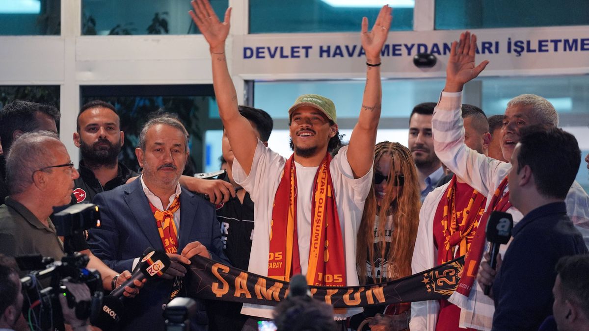 Leroy Sane arrives in Istanbul ISTANBUL, TURKIYE - JUNE 12: Leroy Sane, with whom Galatasaray is conducting transfer talks, arrives in Istanbul, Turkiye on June 12, 2025. The 29-year-old German win...
