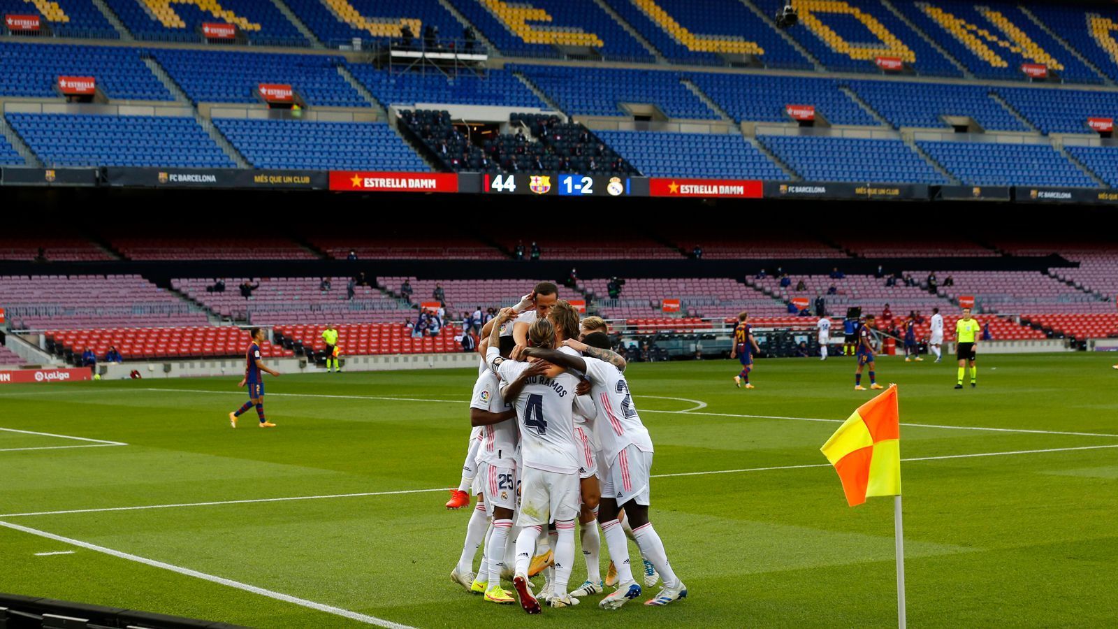 
                <strong>Real Madrid (4. Platz)</strong><br>
                Dabei schwankt Real jederzeit zwischen Genie und Wahnsinn (mit Tendenz zu letzterem), zwischen dem Clasico-Sieg und Spielen wie dem am vergangenen Wochenende gegen Valencia, als sich Real mit drei Elfmetern und einem Eigentor selbst zerstörte. "Madrid liegt in Trümmern", titelte die Sportzeitung Marca nach dem nächsten denkwürdig miesen Auftritt. Coach Zinedine Zidane steht dabei ohnehin seit Wochen in der Kritik für die mangelhafte Taktik einer Mannschaft, die sich immer seltener über Einzelkönner und deren Aktionen aus der Affäre ziehen kann. Die Madrilenen sind aktuell nicht die Galaktischen, sondern eine absolute Wundertüte. Und: Auf keinen Fall die beste Mannschaft Spaniens. Zumindest für den Moment.
              