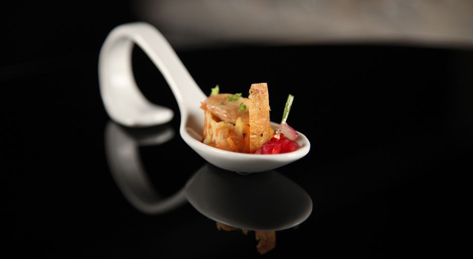 Gezupfter Salat von der Stubenkükenkeule