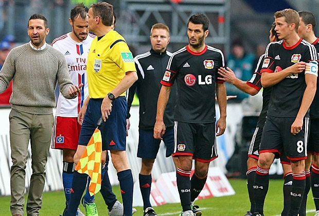 
                <strong>Hamburger SV vs. Bayer Leverkusen - das neue Hass-Duell der Bundesliga</strong><br>
                Die Hitzigkeit auf dem Rasen überträgt sich auch auf die Trainerbänke - Joe Zinnbauer und sein Gegenüber Roger Schmidt liefern sich vor dem Gang in die Kabine einen verbalen Schlagabtausch.
              