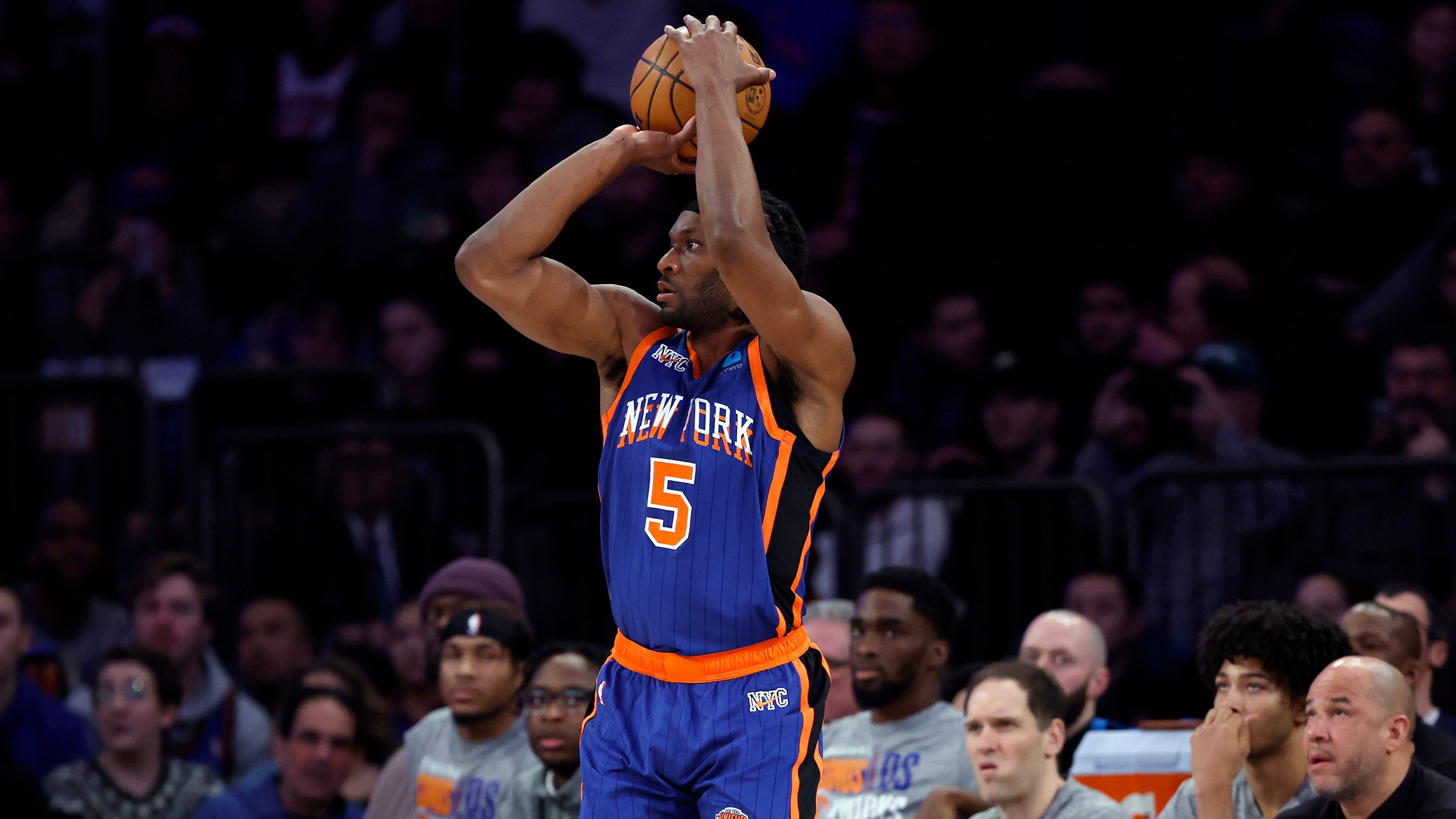 <strong>12. New York Knicks (zuvor Rang 14, 39:27)<br></strong>Nach und nach kommen die Verletzten bei den Knicks wieder zurück. Und schon läuft es in New York auch wieder besser. Vier Siege aus den vergangenen sechs Spielen. Vor allem die Verteidigung agiert derzeit auf Top-Level. In den vergangenen vier Partien kassierten die Knicks durchschnittlich nur 81,3 Punkte. Der Heimvorteil ist weiterhin das Ziel.