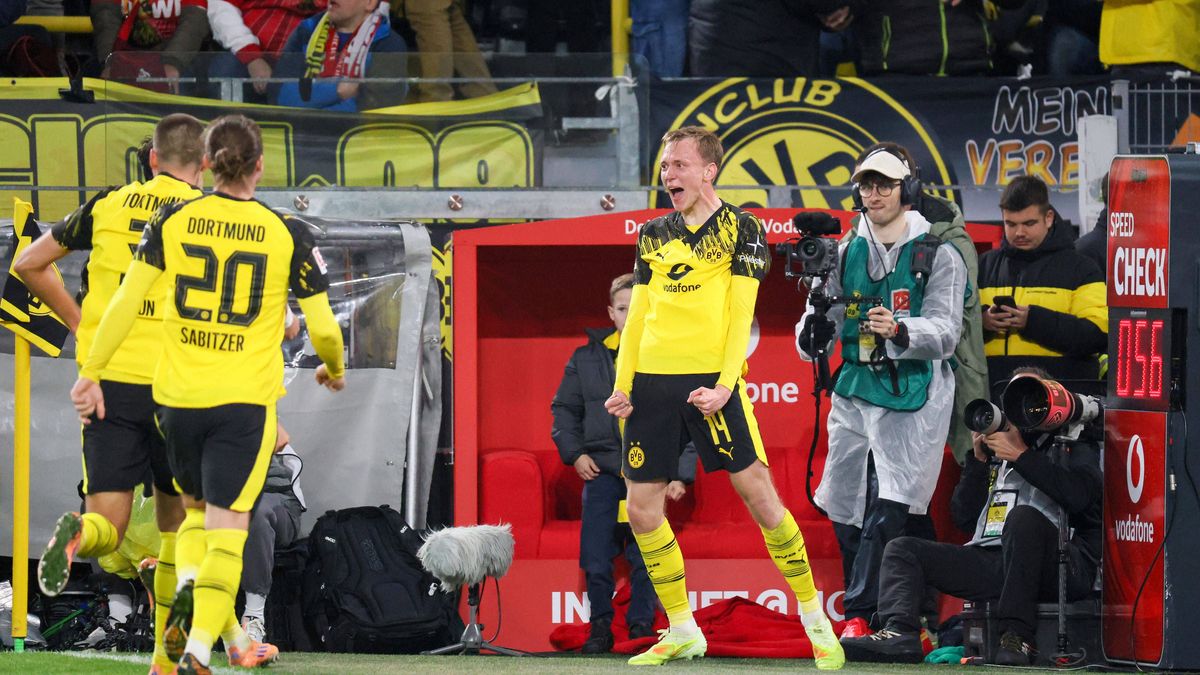 25.10.2025, xfanx, Fussball 1.Bundesliga, Borussia Dortmund - 1.FC Köln v.l. der Dritte Torschütze Maximilian Beier (BVB) macht das Bild zum 1:0 für Borussia Dortmund und jubelt mit Waldemar Anton ...