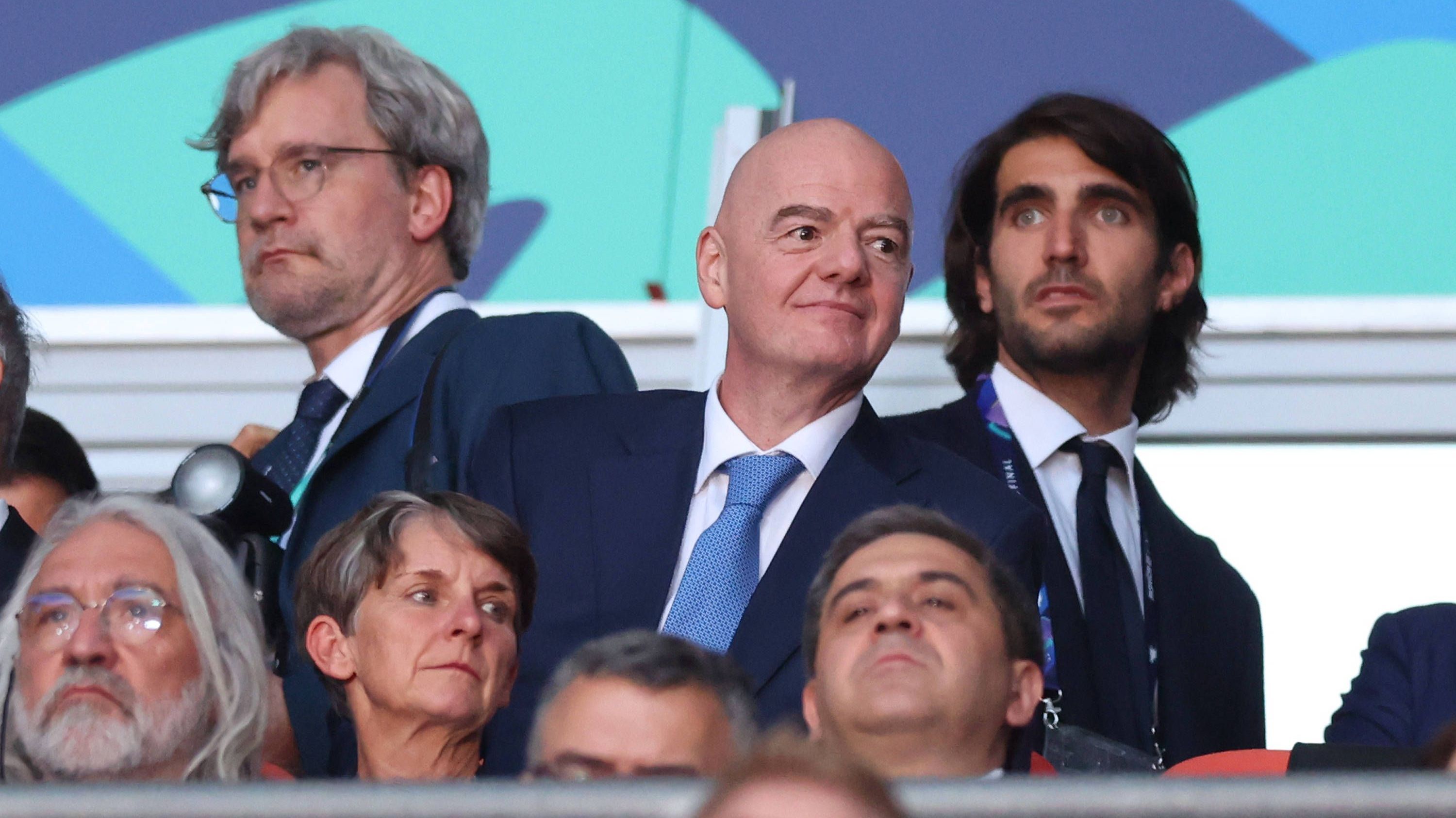 <strong>Gianni Infantino</strong><br>Ein großes Fußballspiel? Da darf auch FIFA-Präsident Gianni Infantino als wichtigster Mann in der Fußballwelt nicht fehlen. Ob er hier gerade über die Gründung eines neuen Wettbewerbs nachdenkt? Das Jahr hat schließlich nicht umsonst zwölf Monate.