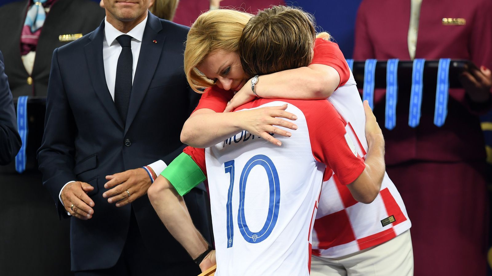 
                <strong>Ich hab Euch lieb</strong><br>
                Als Kroatien das WM-Finale verliert, ist auch Staatspräsidentin Kolinda Grabar-Kitarovic auf der Tribüne des Luzhniki-Stadions in Moskau enttäuscht. Doch schon kurze Zeit später, bei der Medaillenvergabe auf dem Spielfeld, überwiegt der Stolz auf die Nationalelf ihres Landes. Jeder einzelne Akteur wird von Grabar-Kitarovic aufs Herzlichste umarmt, geknuddelt und geknutscht. Da hat jemand die neuen Nationalhelden besonders lieb. Auch das Schiedsrichtergespann, das in zwei entscheidenden Szenen gegen Kroatien pfiff, wurde von Grabar-Kitarovic geherzt.
              