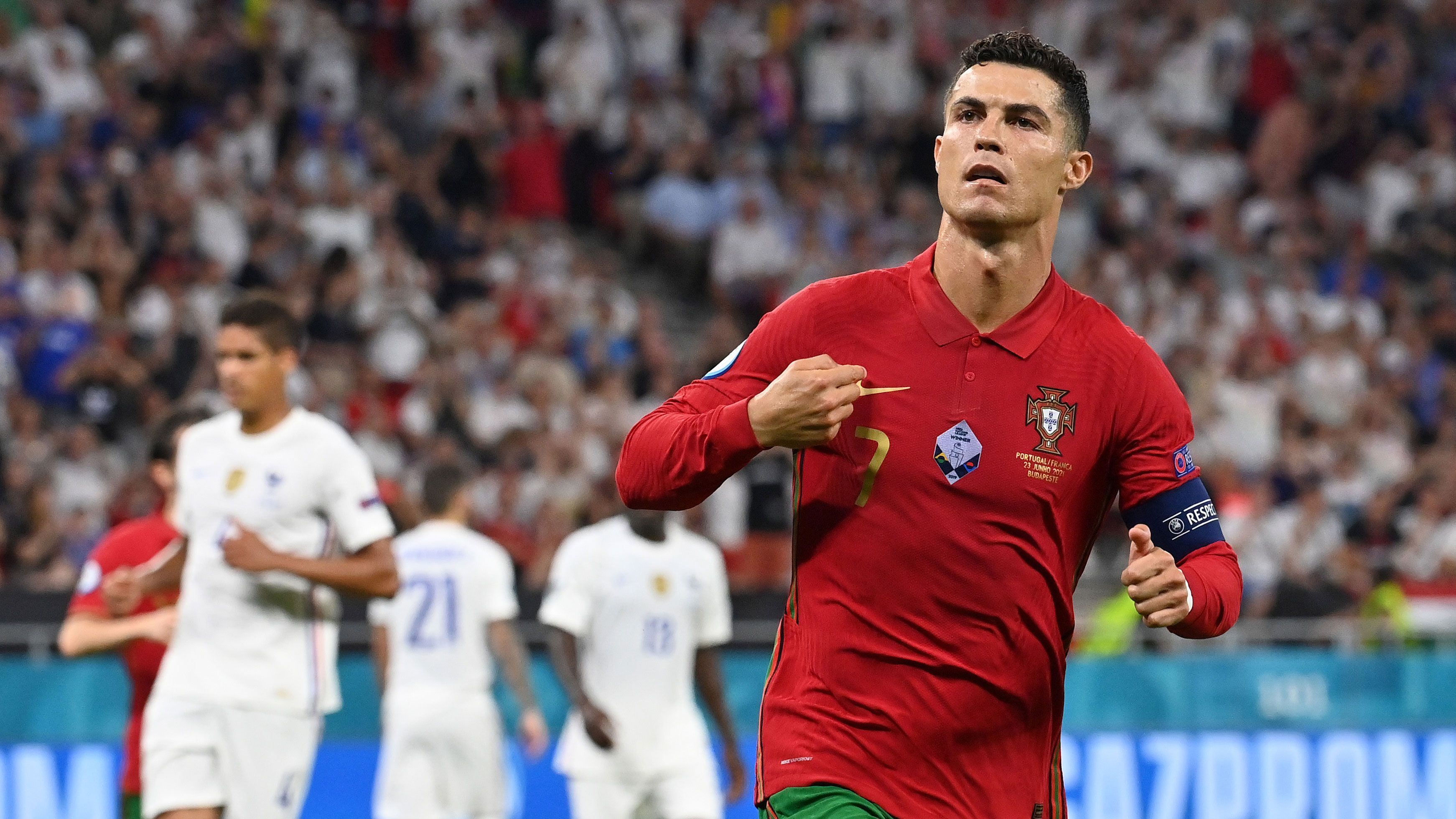 
                <strong>Nächster Meilenstein! Cristiano Ronaldo ist Rekordnationalspieler Europas</strong><br>
                Mit seinem Auftritt beim 3:0-Erfolg der portugiesischen Nationalmannschaft gegen Katar im Rahmen der WM-Qualifikation hat sich Superstar Cristiano Ronaldo wieder einmal in die Geschichtsbücher eingetragen. Es war das 181. Spiel von CR7 für die Nationalmannschaft. Damit ist er nun alleiniger Spitzenreiter in Europa und auch der Weltrekord von Soh Chin Ann aus Malaysia (195 Spiele) ist nicht mehr weit entfernt. ran zeigt euch die Top 10 der Rekordnationalspieler auf dem europäischen Kontinent. (Stand: 10. Oktober 2021)
              