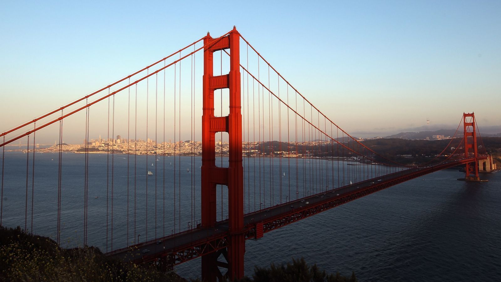 
                <strong>Wird die Golden Gate Bridge zu sehen sein? </strong><br>
                Die Golden Gate Bridge ist eines der Wahrzeichen Kaliforniens und der ganze Stolz von San Francisco. Deshalb bieten Buchmacher im Vorfeld des Super Bowls die Möglichkeit darauf zu wetten, ob die legendäre Brücke im Rahmen der Übertragung des Super Bowls zu sehen sein wird. Wer auf "Ja" setzt, würde 300 Dollar bei 100 Dollar Einsatz gewinnen. Die Quote für ein "Nein" liegt bei -500, also müssen Wettende 500 Dollar setzen, um durch ihre Antwort bei Korrektheit 100 Dollar Nettogewinn zu erzielen.
              