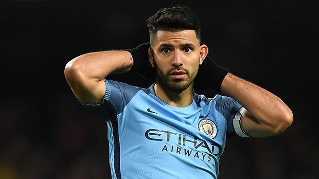 
                <strong>Sergio Aguero</strong><br>
                Sturm - Sergio Aguero: Und auch Sergio Aguero findet sich in dieser Elf wieder. Der Stürmerstar wurde vom City-Coach nach Ankunft von Gabriel Jesus tatsächlich auf die Bank degradiert. Nur aufgrund des Mittelfußbruchs von Gabriel Jesus spielt der Argentinier zurzeit. Guardiola gab vor wenigen Wochen zu, dass Aguero den Klub schon sehr bald verlassen könnte.
              