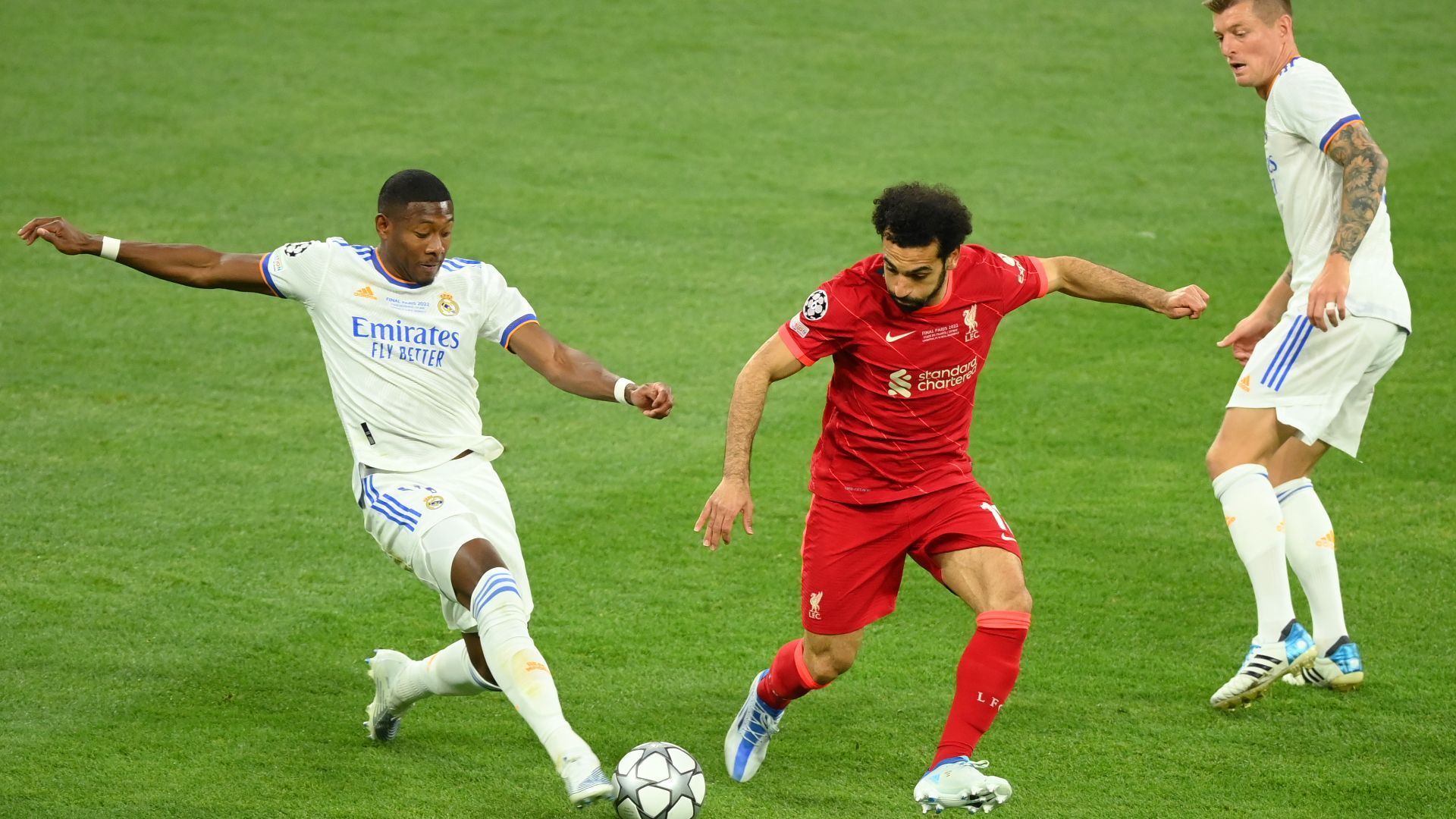 
                <strong>David Alaba</strong><br>
                Kehrt nach einmonatiger Verletzungspause zurück und verdrängt Nacho Fernandez aus der Startelf. Steht in der ersten Halbzeit häufig unter Druck, hat aber einen genialen Moment mit der gestochen scharfen Flanke auf Benzema vor dessen Abseitstor. Bei den vielen Liverpooler Angriffen nicht immer sattelfest, hält dennoch mit seinen Kollegen die Null. ran-Note: 3
              