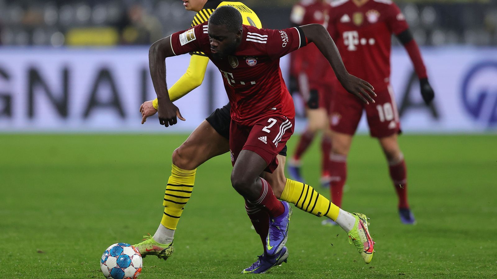 
                <strong>Dayot Upamecano</strong><br>
                Der Abwehr-Boss der Bayern muss in der ersten Halbzeit immer wieder ins Laufduell mit Haaland, das er jedoch meistens gewinnt. Hat in der Anfangsphase jedoch auch Probleme, die Abwehr der Bayern zu ordnen. Insgesamt lange ein ordentlicher Auftritt. Wäre da nicht der Mega-Patzer in der 48. Minute, als er den Ball im Strafraum zu weit wegspringen lässt und somit das 2:2 durch Haaland einleitet. Hat am Ende Glück, dass Bayern den Sieg trotzdem mit nach Hause nimmt. Holt sich nach Foul an Reus noch Gelb ab. ran-Note: 4
              