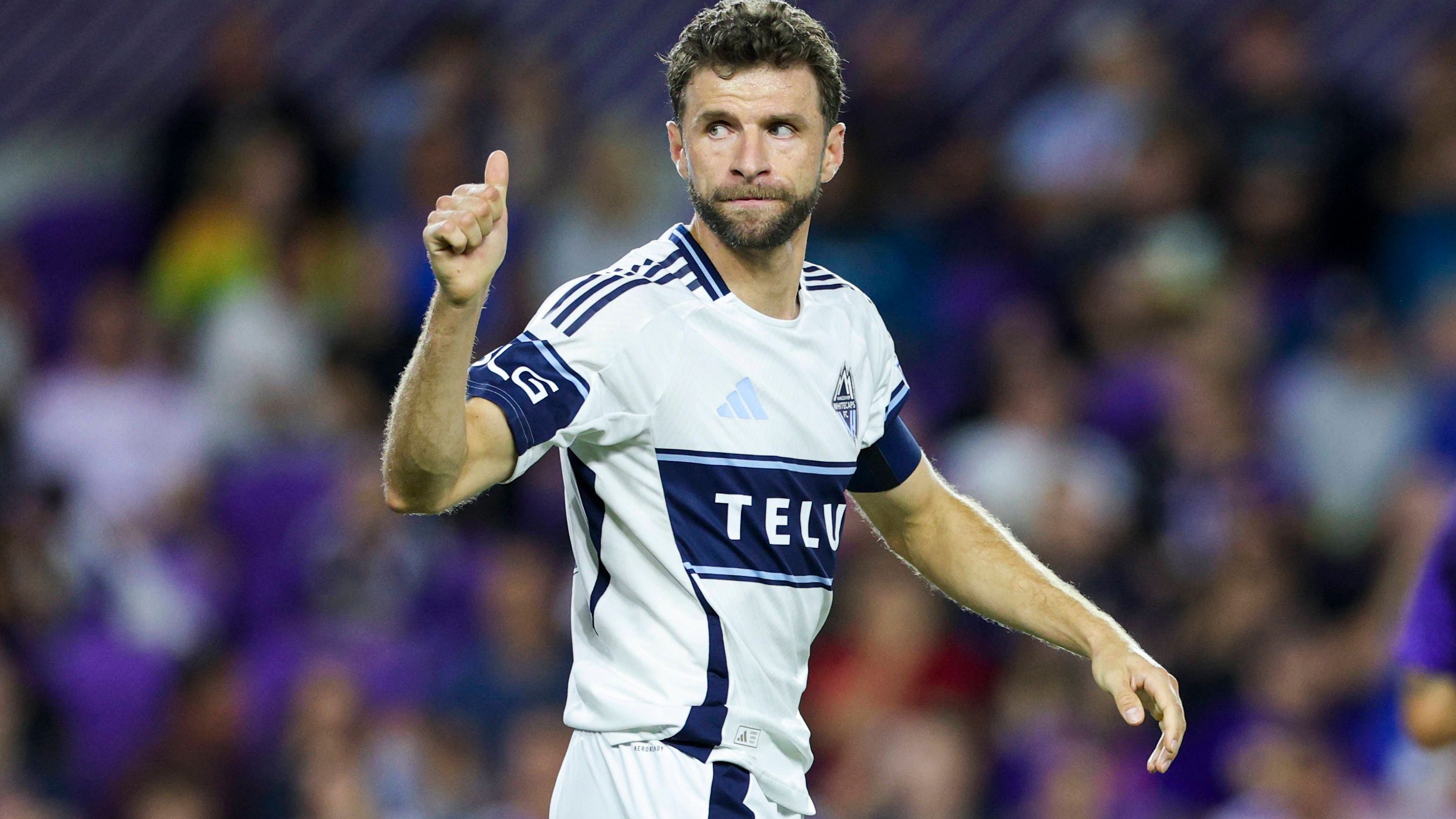 <strong>Platz 80: Thomas Müller (Deutschland, Vancouver Whitecaps)</strong><br>Jährliches garantiertes Gehalt: 1.436.956 US-Dollar<br><br>Der Weltmeister von 2014 ist bei Vancouver zunächst noch nicht als einer der drei "Designated Player" pro Team registriert, weshalb für ihn die normalen Gehaltsstrukturen gelten. Er ist somit an den Salary Cap gebunden. Allerdings hat Müller einen sogenannten TAM-Vertrag (Targeted Allocation Money) unterschrieben, durch den er in der kommenden Spielzeit zu einem Designated Player wird und deutlich über dem Salary Cap verdienen darf.