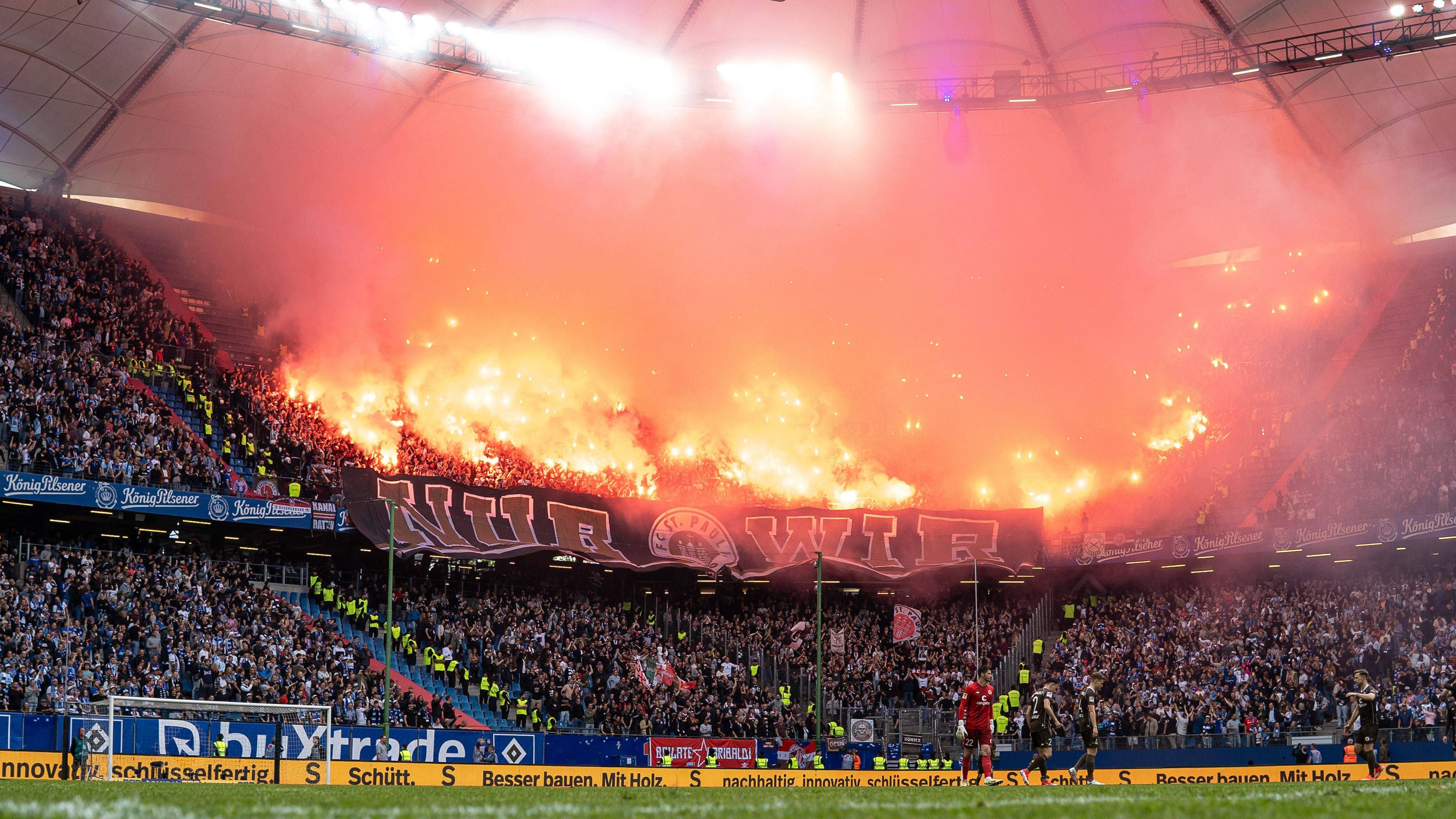 <strong>Pyrotechnik im St.-Pauli-Block</strong><br>Pünktlich zum Anstoß zünden die Fans vom Millerntor in ihrem Gästesektor dann auch zahlreich Pyrotechnik.&nbsp;