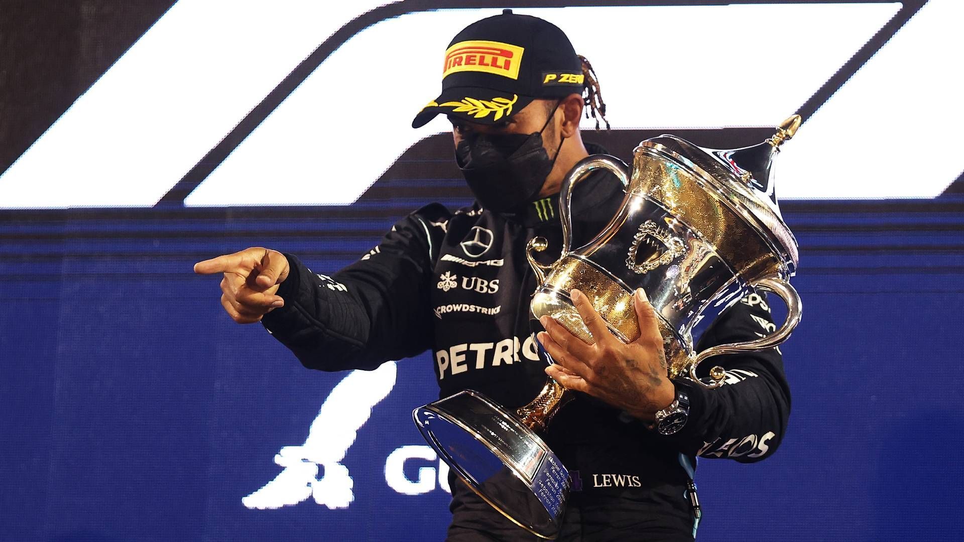 
                <strong>2021: Lewis Hamilton (Mercedes)</strong><br>
                Auch der Dominator der Vorjahre fällt dem Fluch des Auftaktsiegers zum Opfer. Hamilton gewinnt in Bahrain, es folgt eine Saison für die Geschichtsbücher und ein Zweikampf mit Verstappen, den selbst die Formel 1 noch nicht so oft gesehen hat. Beim Saisonfinale in Abu Dhabi kommt es schließlich zum großen Showdown. Hamilton sieht bereits wie der sichere Weltmeister aus, doch eine späte Safety-Car-Phase, eine umstrittene Entscheidung des damaligen Rennleiters Michael Masi und ein strategischer Kniff von Red Bull sorgen für ein episches Finale, in dem sich Verstappen zum ersten Mal in seiner Karriere die WM-Krone aufsetzt.
              