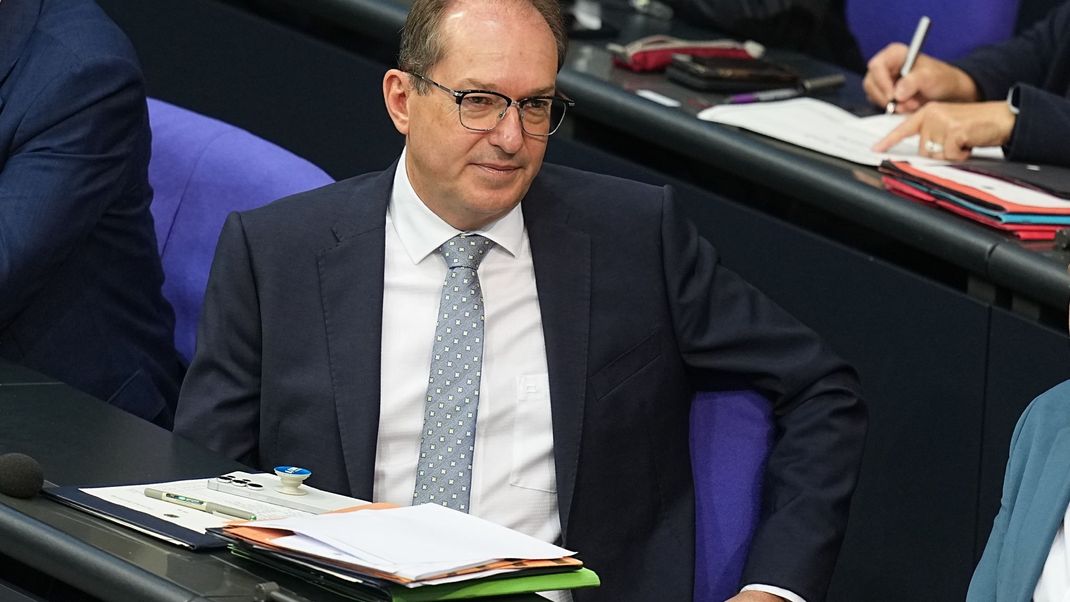 Innenminister Alexander Dobrindt im Bundestag: Er fordert mehr Schutz vor hybriden Bedrohungen wie Drohnen und Cyberangriffen.