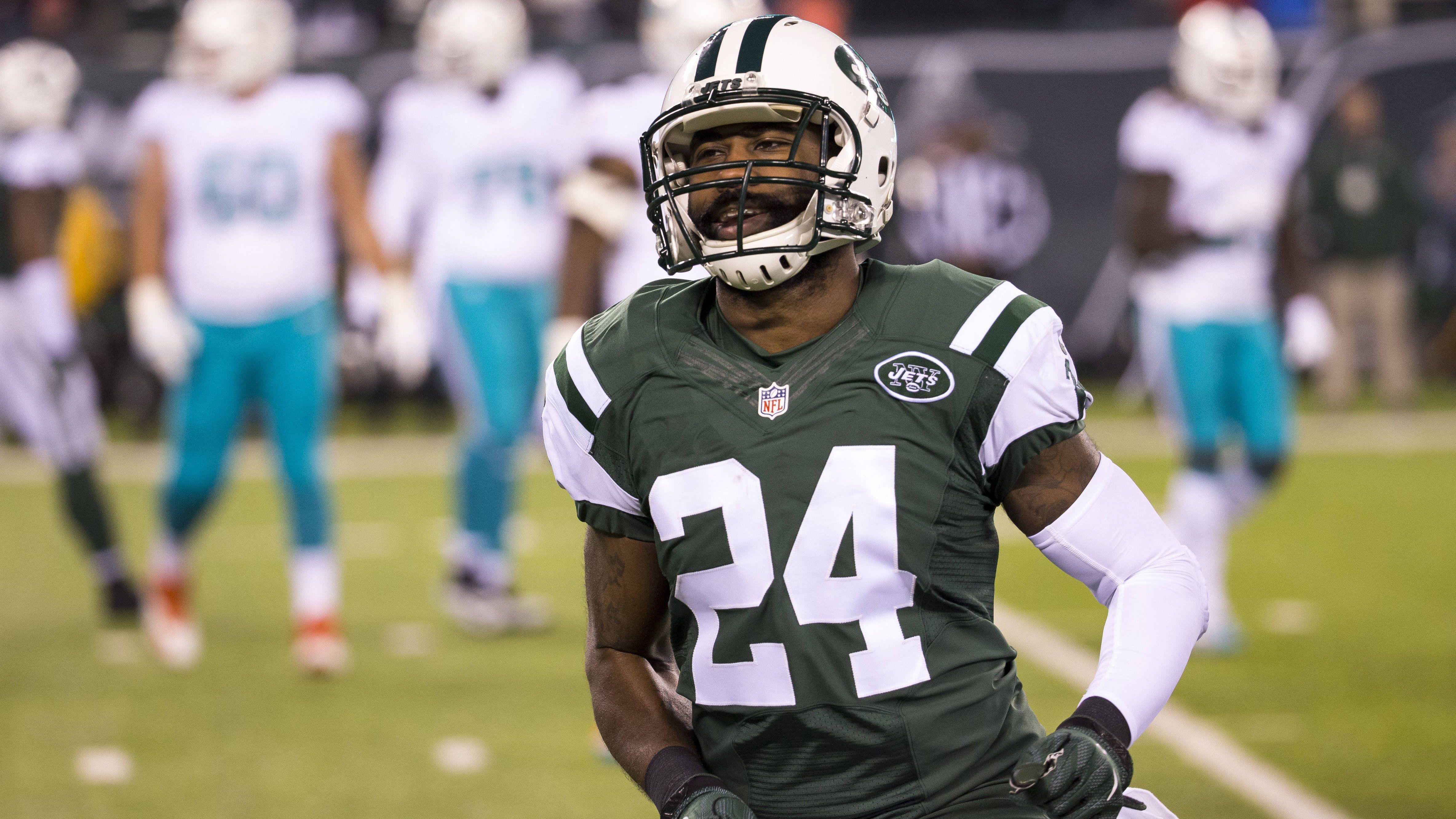 
                <strong>Darrelle Revis (von New York Jets zu Tampa Bay Buccaneers) </strong><br>
                Die New York Jets weigerten sich, die Vertragsforderungen von Darrelle Revis zu erfüllen und tradeten den Cornerback im April 2013 nach sechs Spielzeiten für einen Erstrundenpick im Jahr 2014, mit dem Sheldon Richardson ausgewählt werden sollte, und einen Viertrundenpick 2015 zu den Tampa Bay Buccaneers. Revis war zu diesem Zeitpunkt der vermeintlich beste Spieler auf seiner Position in der Liga, erholte sich aber gerade von einer Kreuzbandoperation. In Tampa blieb der Defense-Star nur ein Jahr, obwohl er einen Sechsjahresvertrag über 96 Millionen Dollar unterschrieben hatte. Weil Tampa seinen Vertrag 2014 nicht mehr gerechtfertigt sah, wurde er entlassen, unterschrieb bei den New England Patriots und gewann mit dem Team umgehend den Super Bowl. Nach dem Triumph endete die Zeit des Edel-Defenders in New England aber bereits wieder und Revis kehrte dann zu den Jets zurück. Der siebenmalige Pro Bowler beendete 2018 mit 33 Jahren schließlich seine Karriere, nachdem er seine letzte NFL-Saison bei den Chiefs verbracht hatte.
              