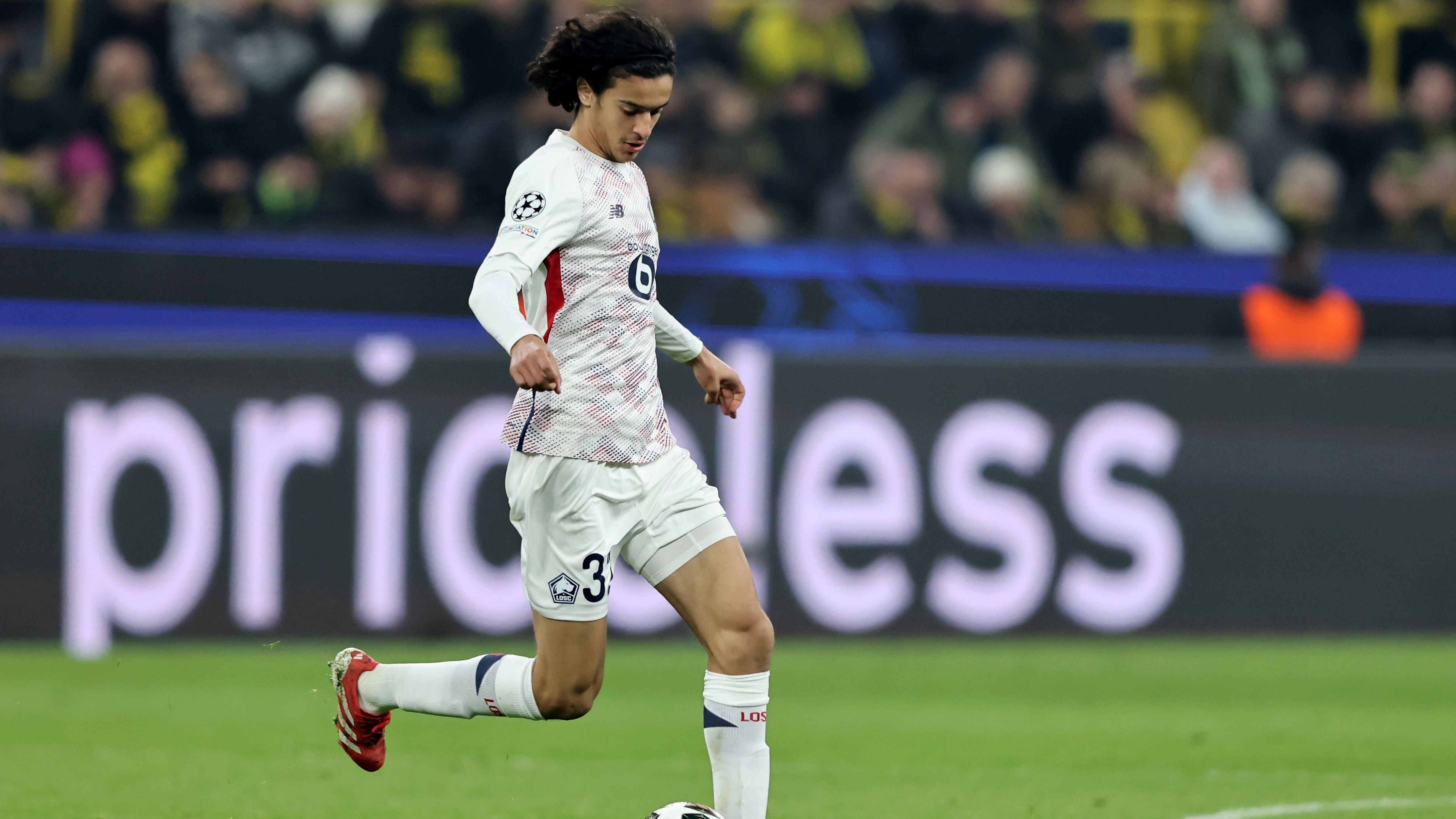 <strong>Name:</strong> Ayyoub Bouaddi<br><strong>Alter</strong>: 17<br><strong>Verein</strong>: LOSC Lille<br><strong>Einsätze/Tore in der Saison 2024/25:</strong> 36/0<br><strong>Marktwert laut transfermarkt.de:</strong> 28 Millionen Euro