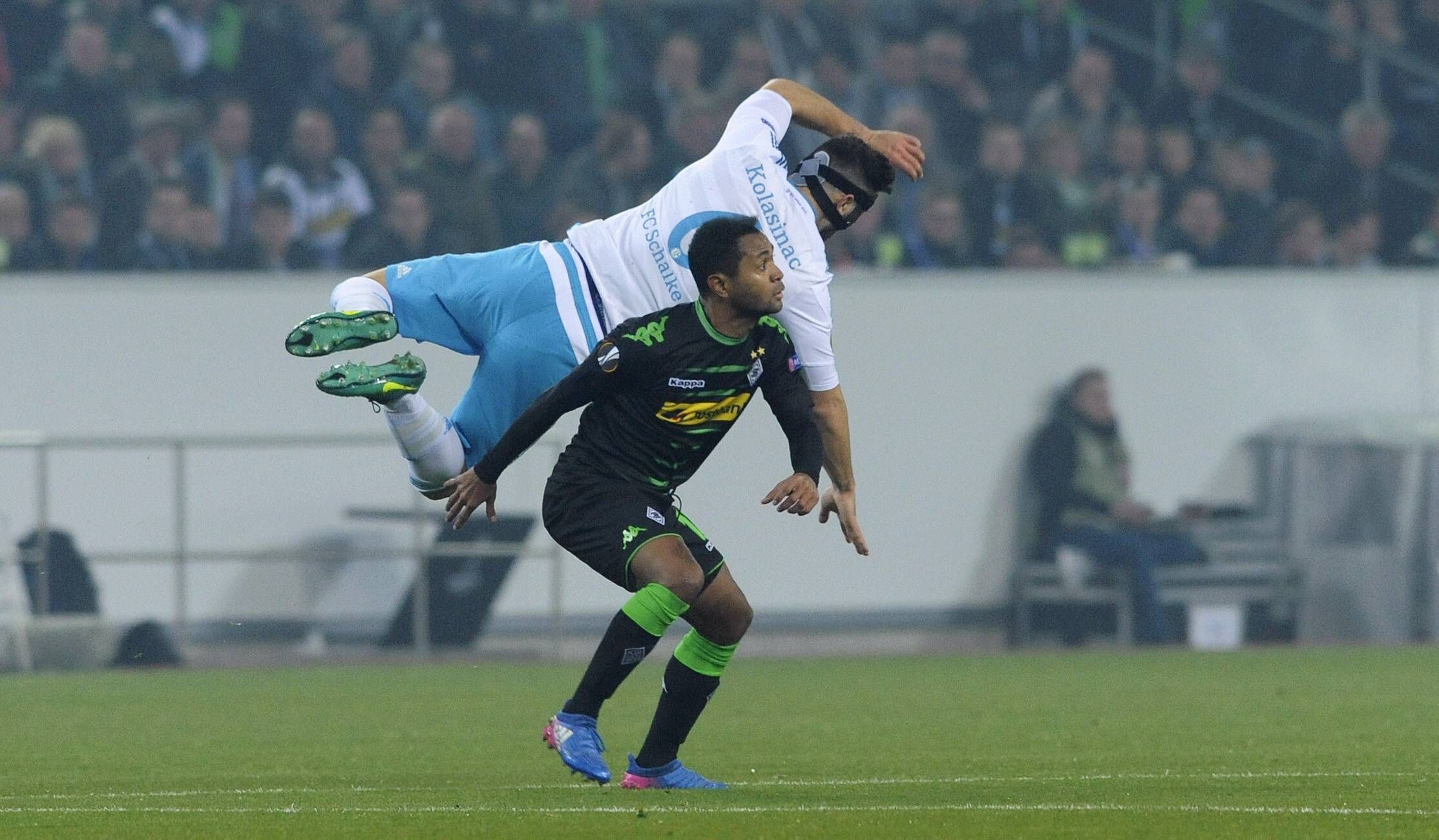 
                <strong>Raffael (Borussia Mönchengladbach)</strong><br>
                Raffael: Es dauert 18 Minuten, dann zeigt Raffael zum ersten Mal seine Klasse: Auf der linken Seite vernascht er Caliguiri und Kehrer und flankt an den Fünfmeterraum, wo Drmic eigentlich das 1:0 machen muss. Drei Minuten später schließt der Brasilianer selber ab, bei seinem Linksschuss aus der Distanz fehlt nicht so viel. Starke Balleroberung gegen Geis in der 34., beim anschließenden Konter treibt Raffael den Ball in Höchstgeschwindigkeit nach vorne und kreiert so die nächste Chance. Aber: So gut der erste Durchgang des Brasilianers ist, so stark taucht er in der zweiten Hälfte ab.  ran-Note: 3
              