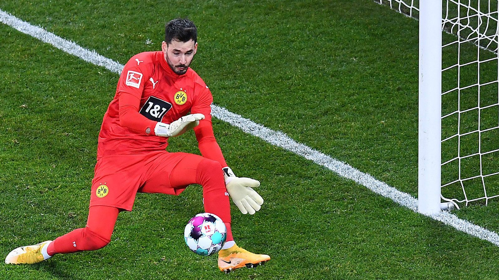 
                <strong>Roman Bürki</strong><br>
                Wird von der klug zustellenden Werkself zunächst bei eigenem Ballbesitz komplett in Ruhe gelassen und ohne Anspielstationen zum Spielaufbau gezwungen, was in vielen Fehlpässen und Abschlägen zum Gegner endet. Einer davon wird zum Bumerang und führt zum 0:1. Stark dagegen seine Paraden in höchster Not gegen Diaby (27., 35., 75.) und Alario (45.). Machtlos beim 1:2, muss insgesamt elfmal per Parade eingreifen. ran-Note: 3
              