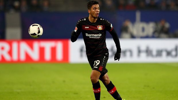 
                <strong>Abwehr - Benjamin Henrichs (Bayer Leverkusen)</strong><br>
                Ähnlich überraschend, aber noch schneller als bei Huth, verlief der Aufstieg von Benjamin Henrichs bei Bayer Leverkusen. In die Saison ging der flexibel einsetzbare Außenverteidiger als Perspektivspieler, mittlerweile ist der 20-Jährige Nationalspieler. Obwohl die Werkself eine katastrophale Saison spielt, darf sich zumindest Henrichs als persönlicher Aufsteiger fühlen.
              